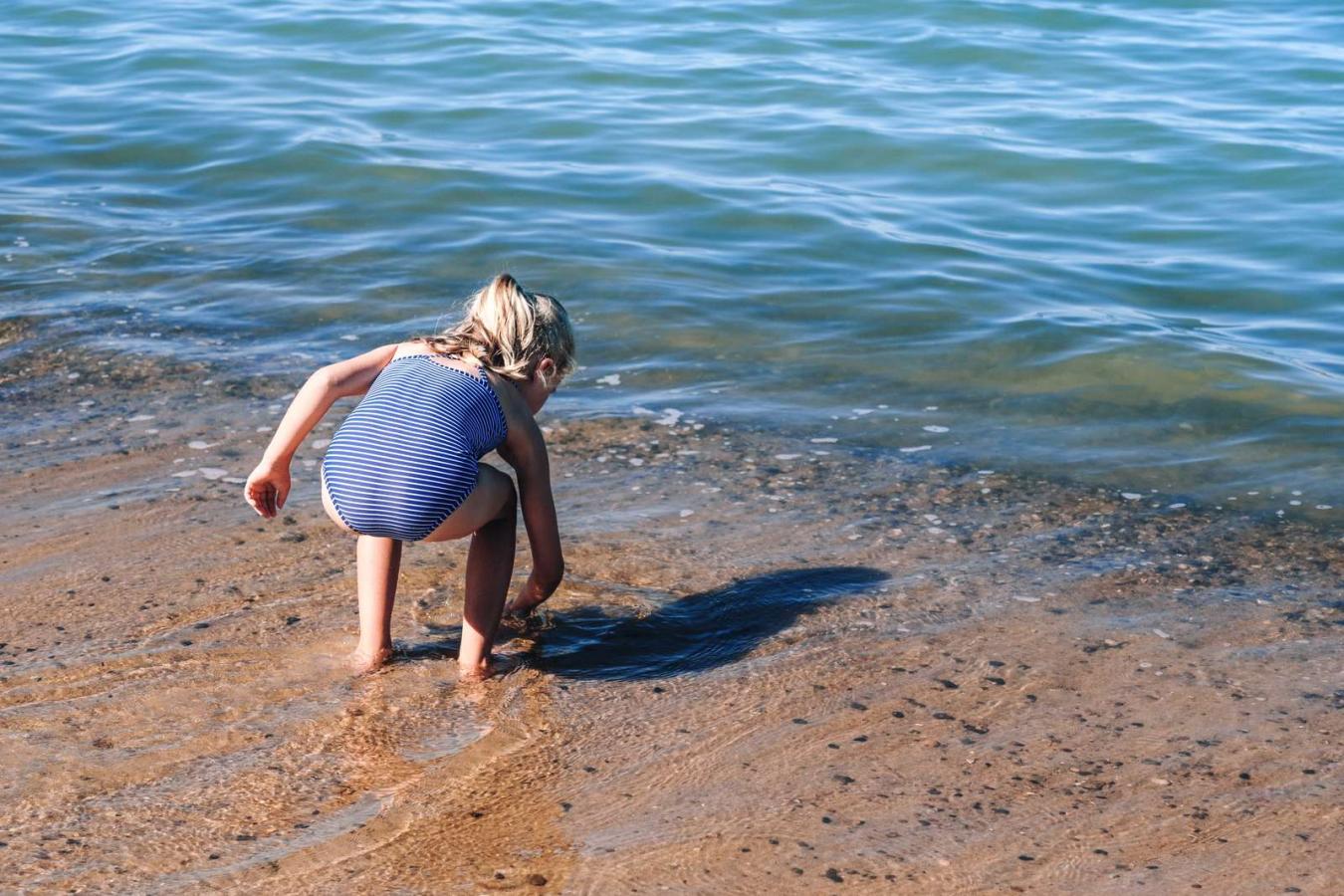 Saml sten på stranden