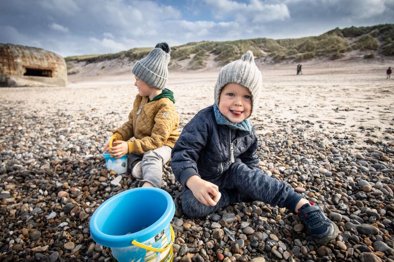 Strand - børn - leg med sten