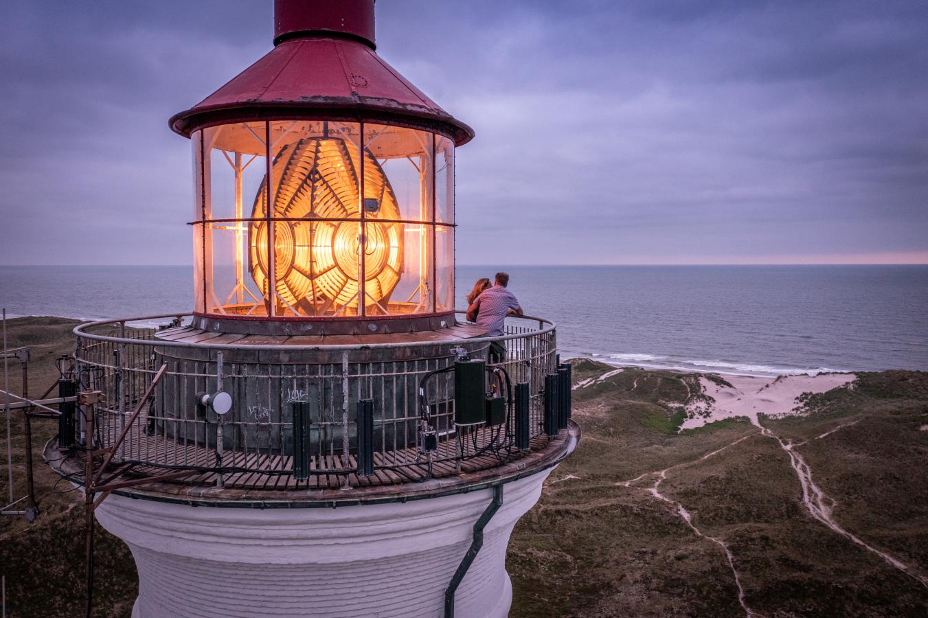 Paar besucht Lyngvig Leuchtturm