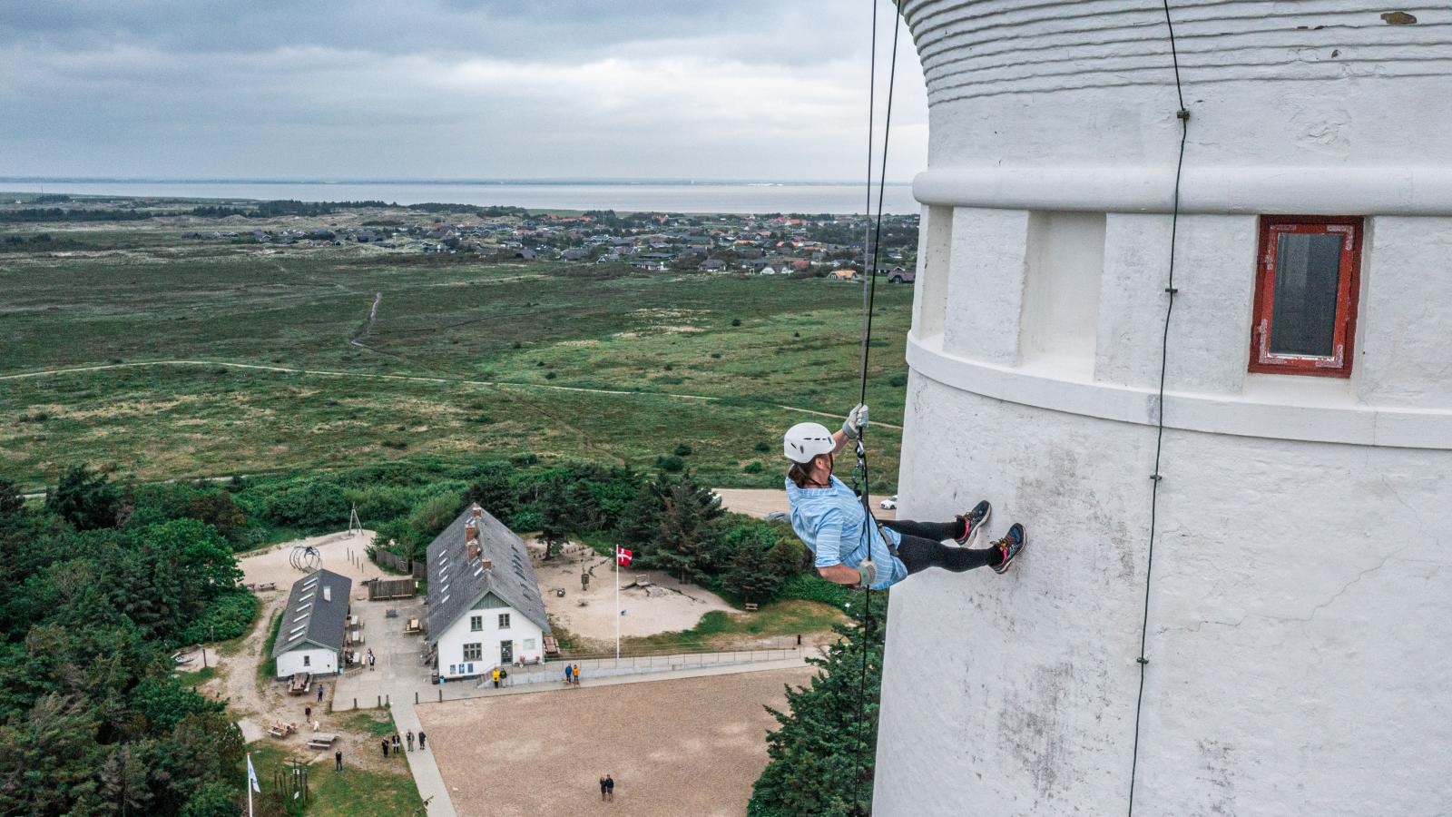 Mennesker rappeller ned af fyr ved vesterhavet lyngvig