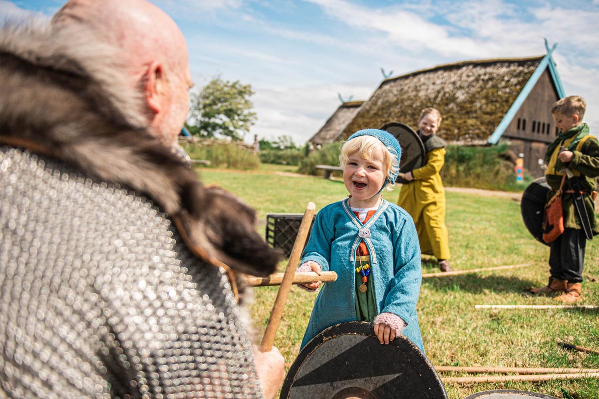Bork Vikingehavn, Mädchen