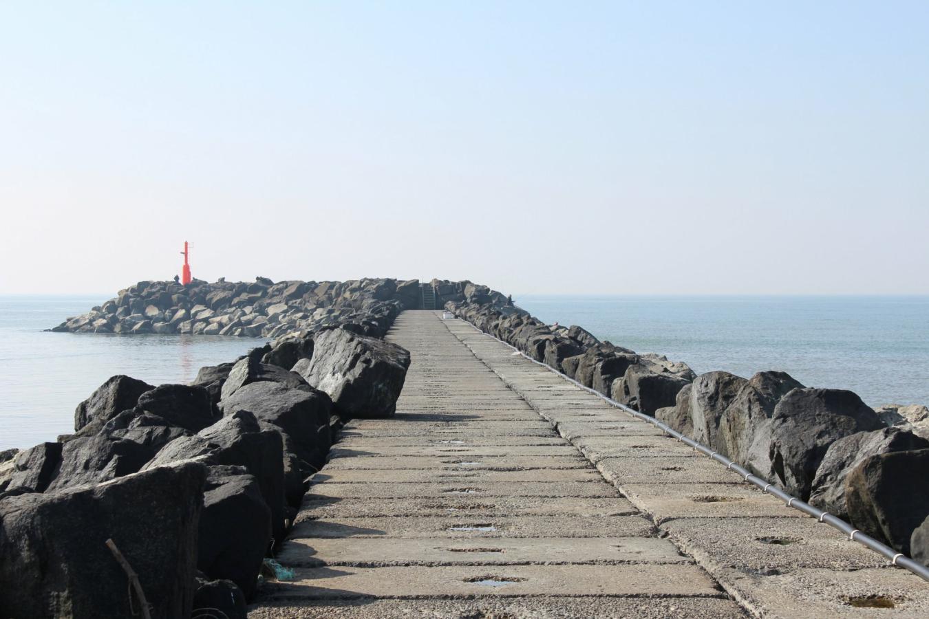 Havnefront med mole sten i hvide sande