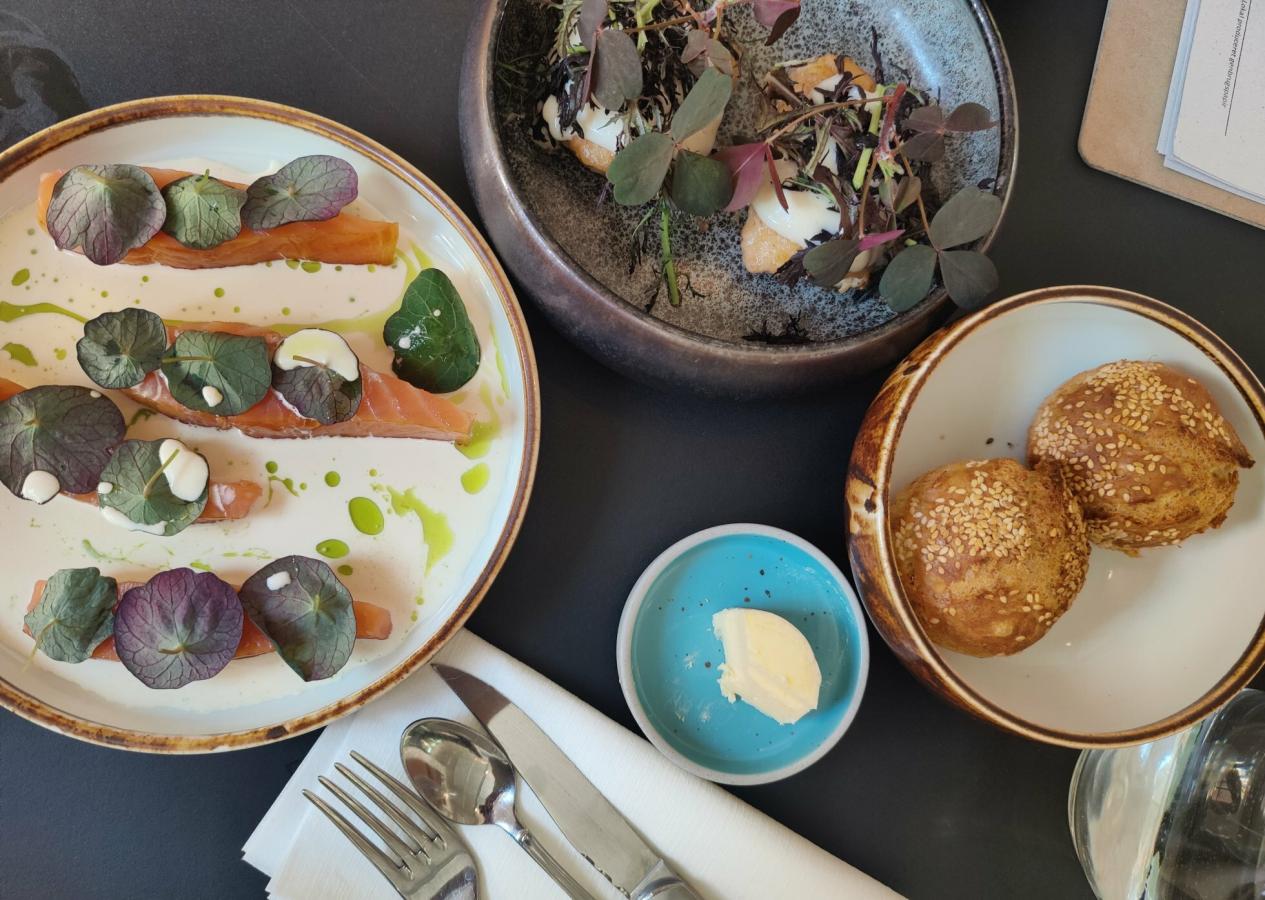 Laks og mad på tallerken