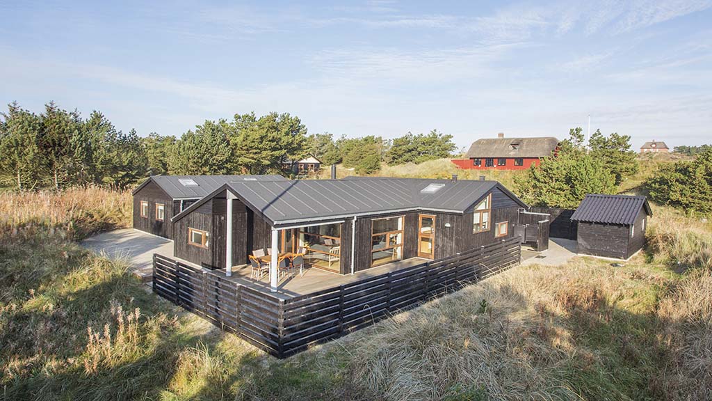 Sort feriehuse i grønne omgivelser