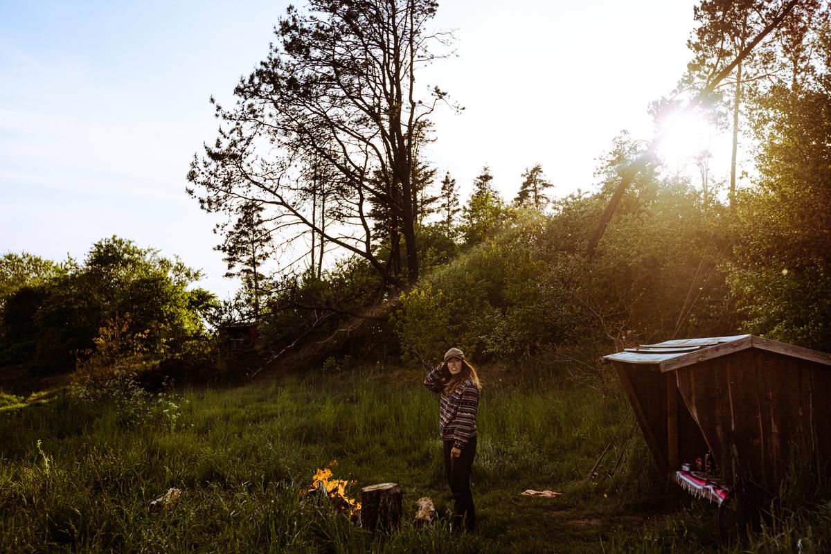 Kvinde ved shelter i solnedgang