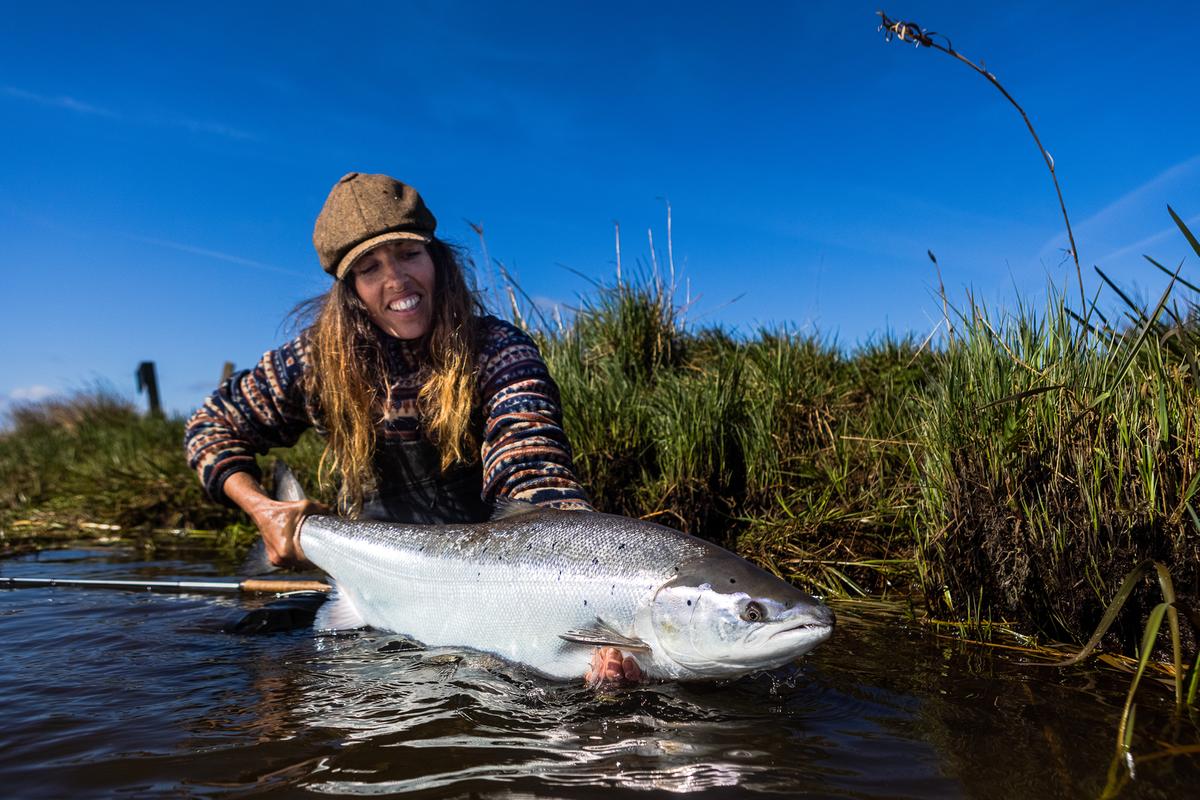 Kvinde med laks i skjern å