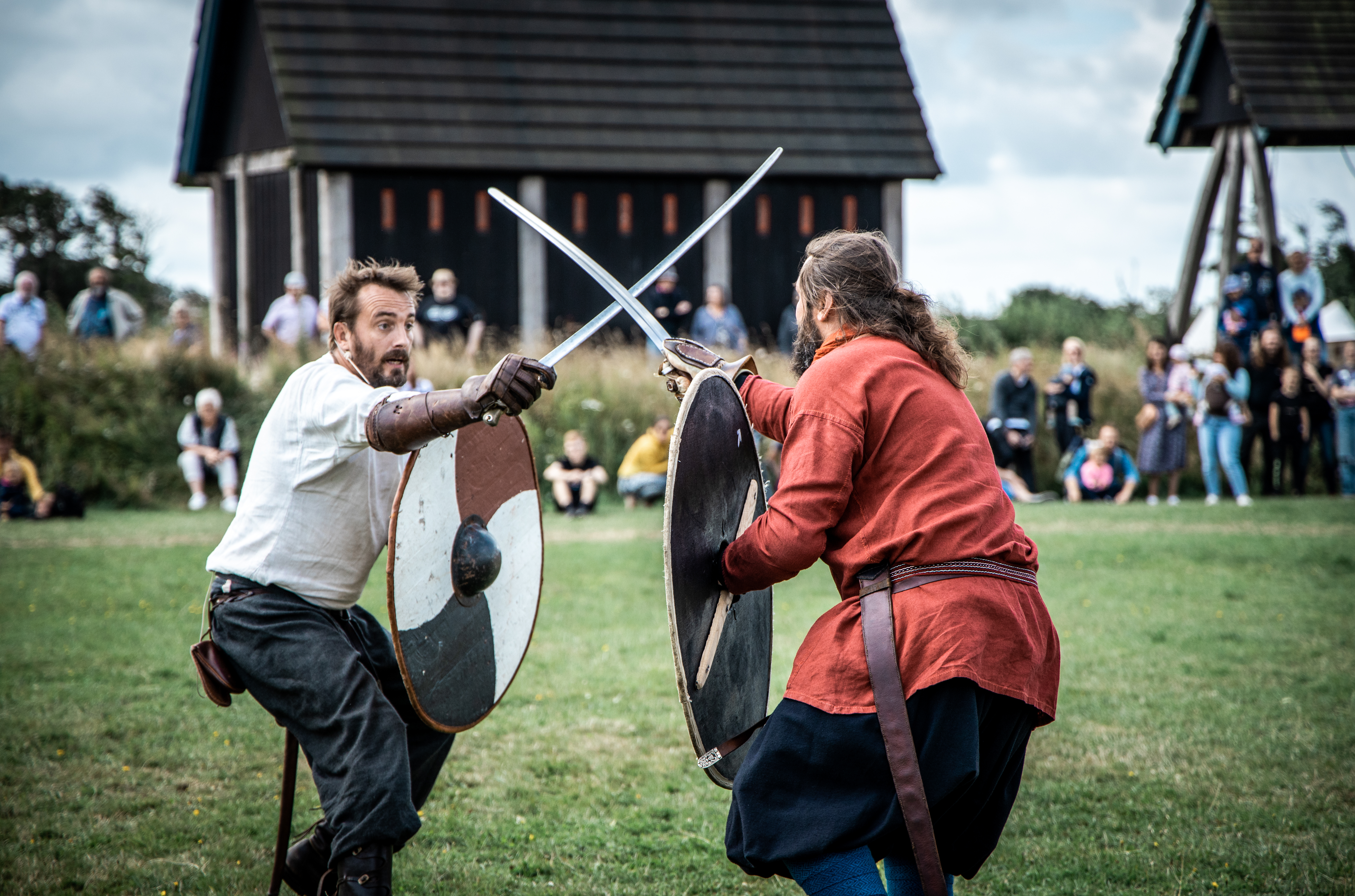 To vinkinger som slås med sværd
