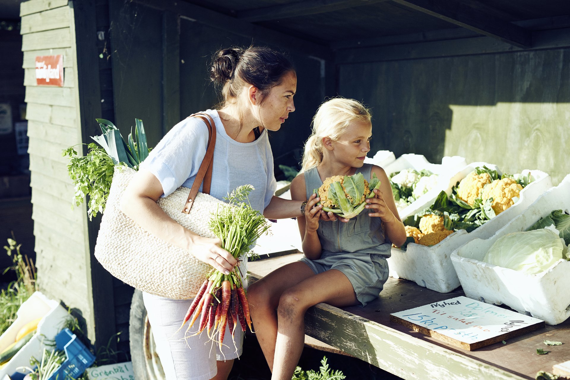 Mor og datter køber grøntsager
