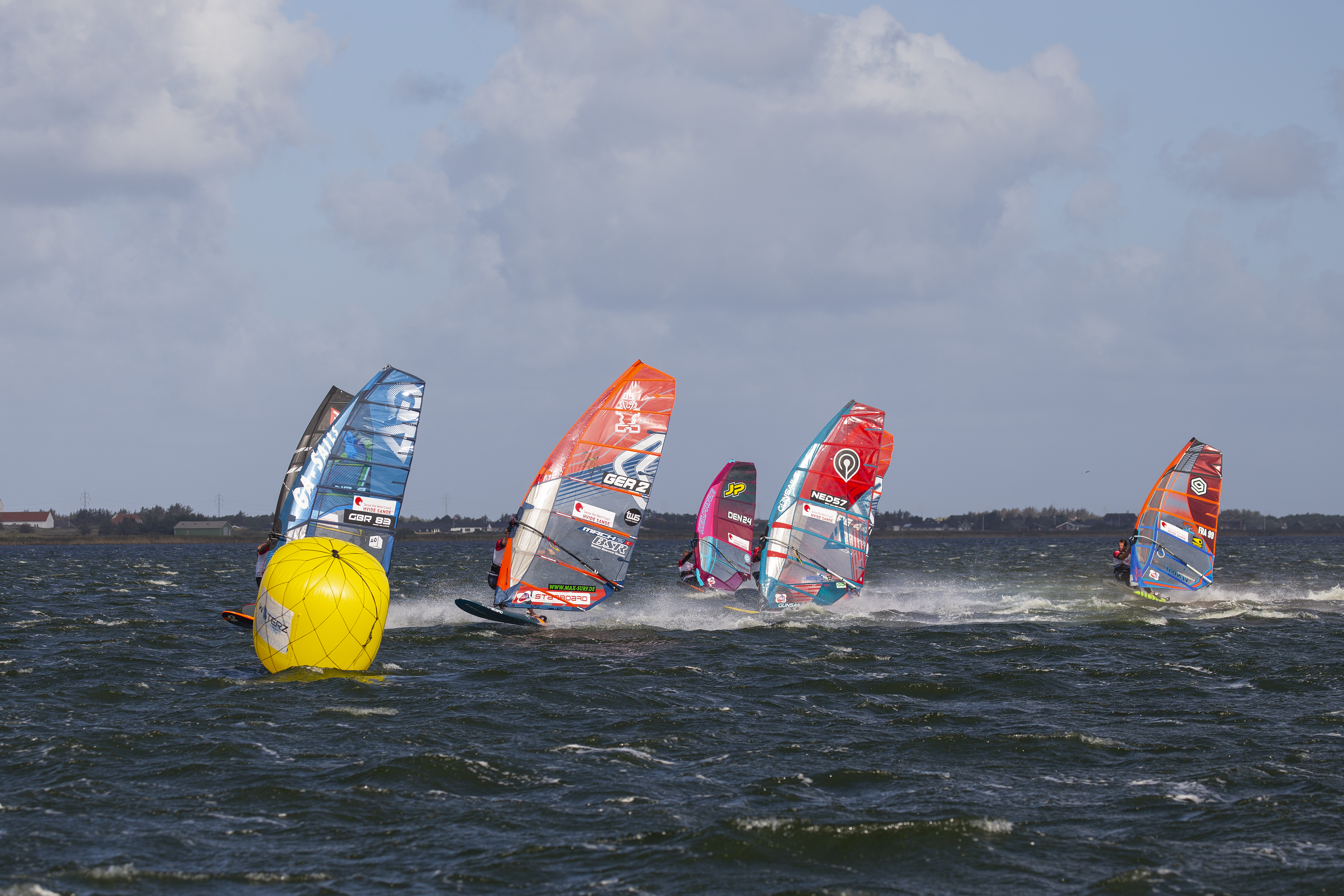 Fem vindsurfere ude på vandet