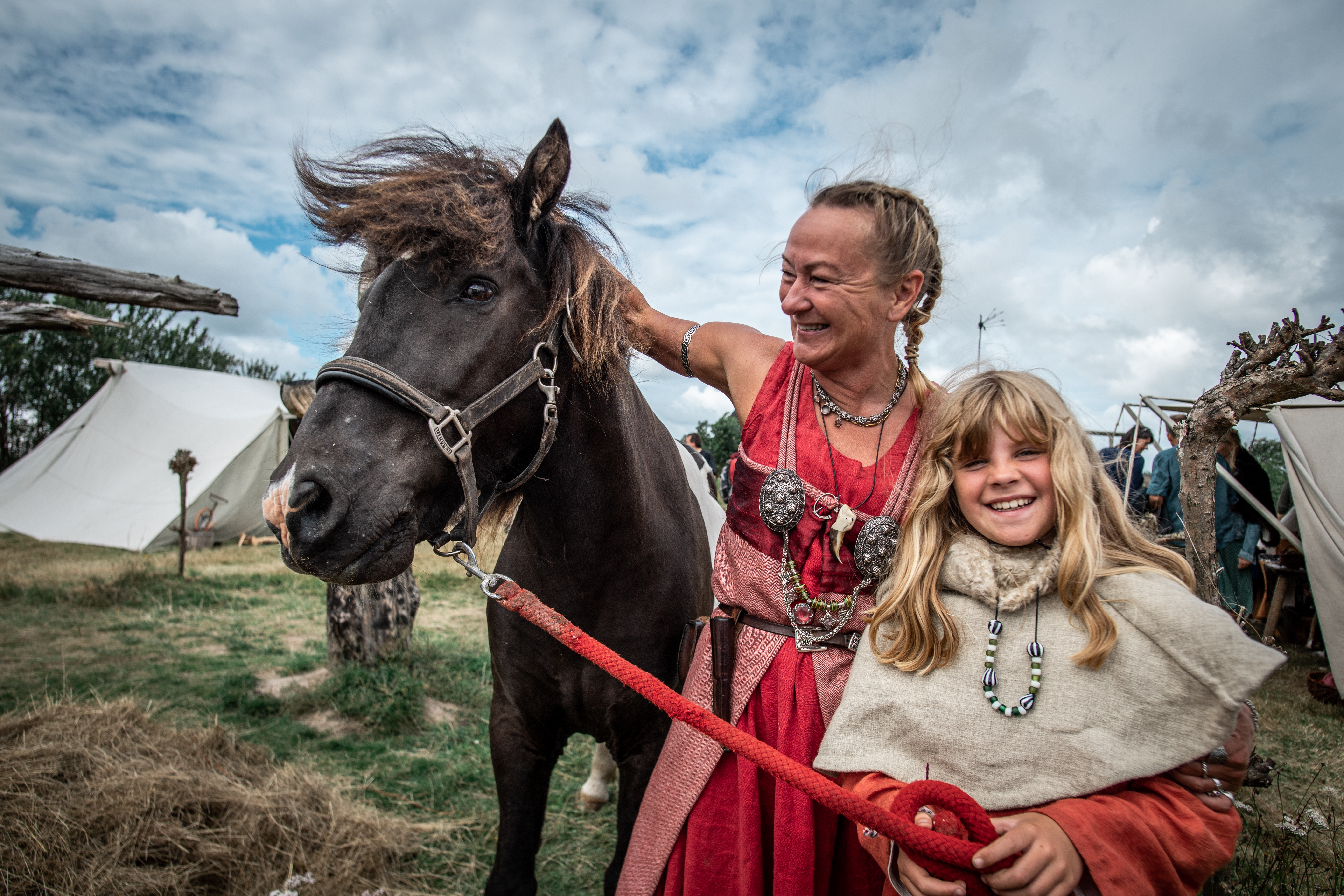 Kvinde pige og en hest på vikingemarked i Bork 