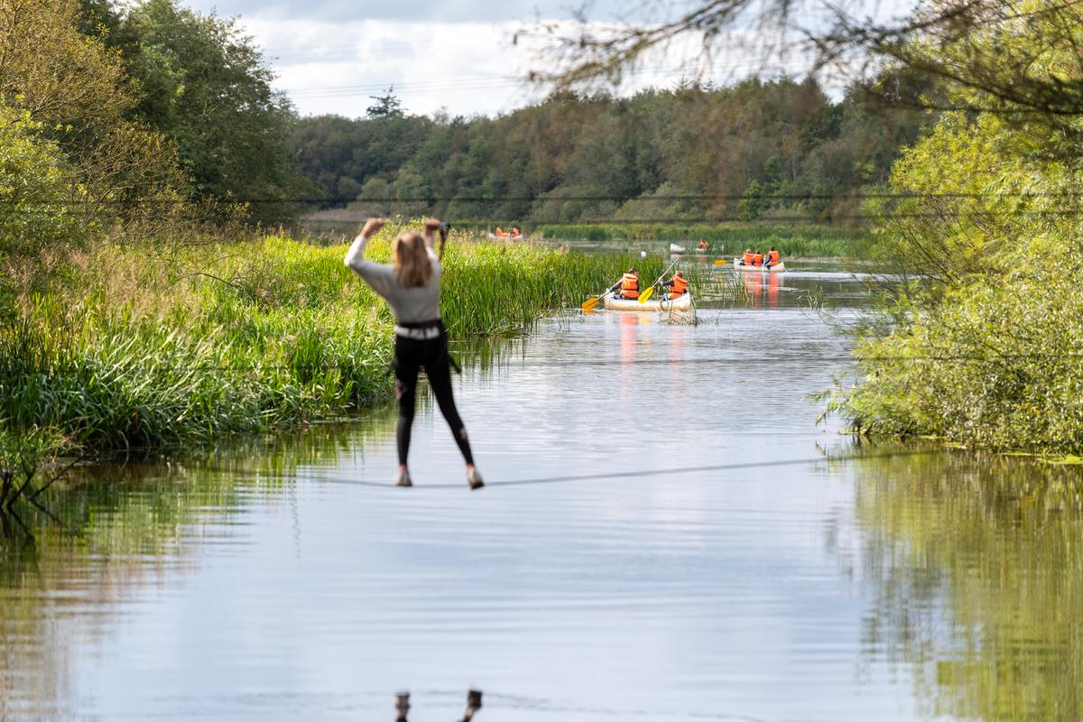 Pige går på line over å