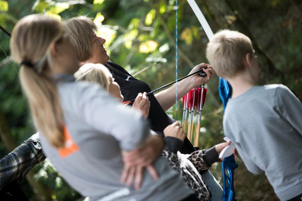 Børn skyder med bue og pil