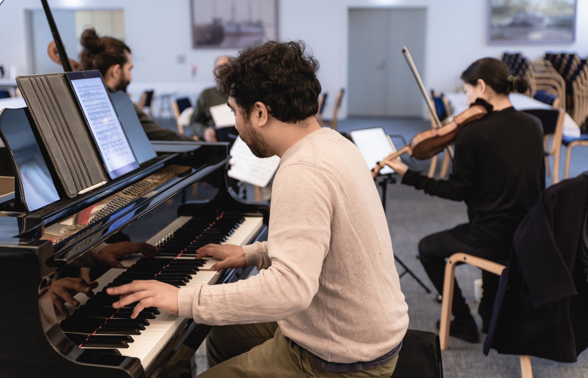 Mand som spiller klaver og kvinde på violin til Hvide Sande Masterclass