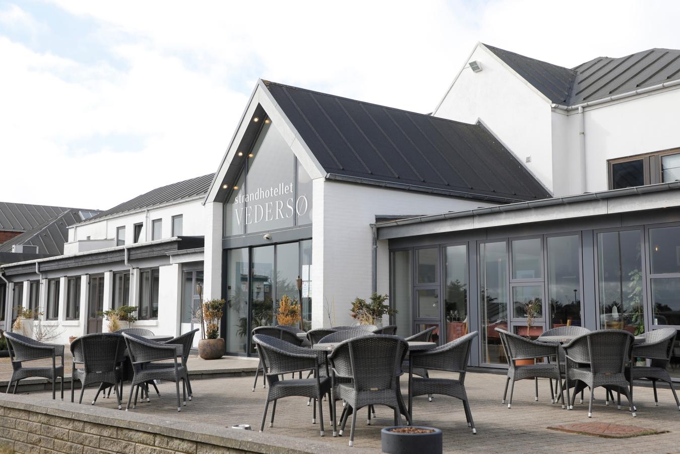 Facade til Strandhotellet Vedersø