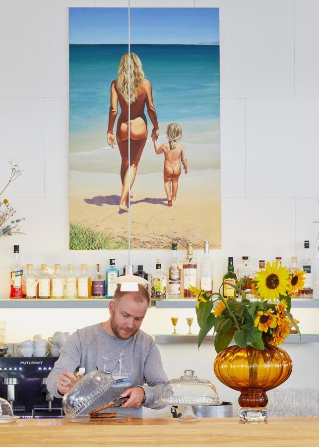 Mand arbejder på cafe