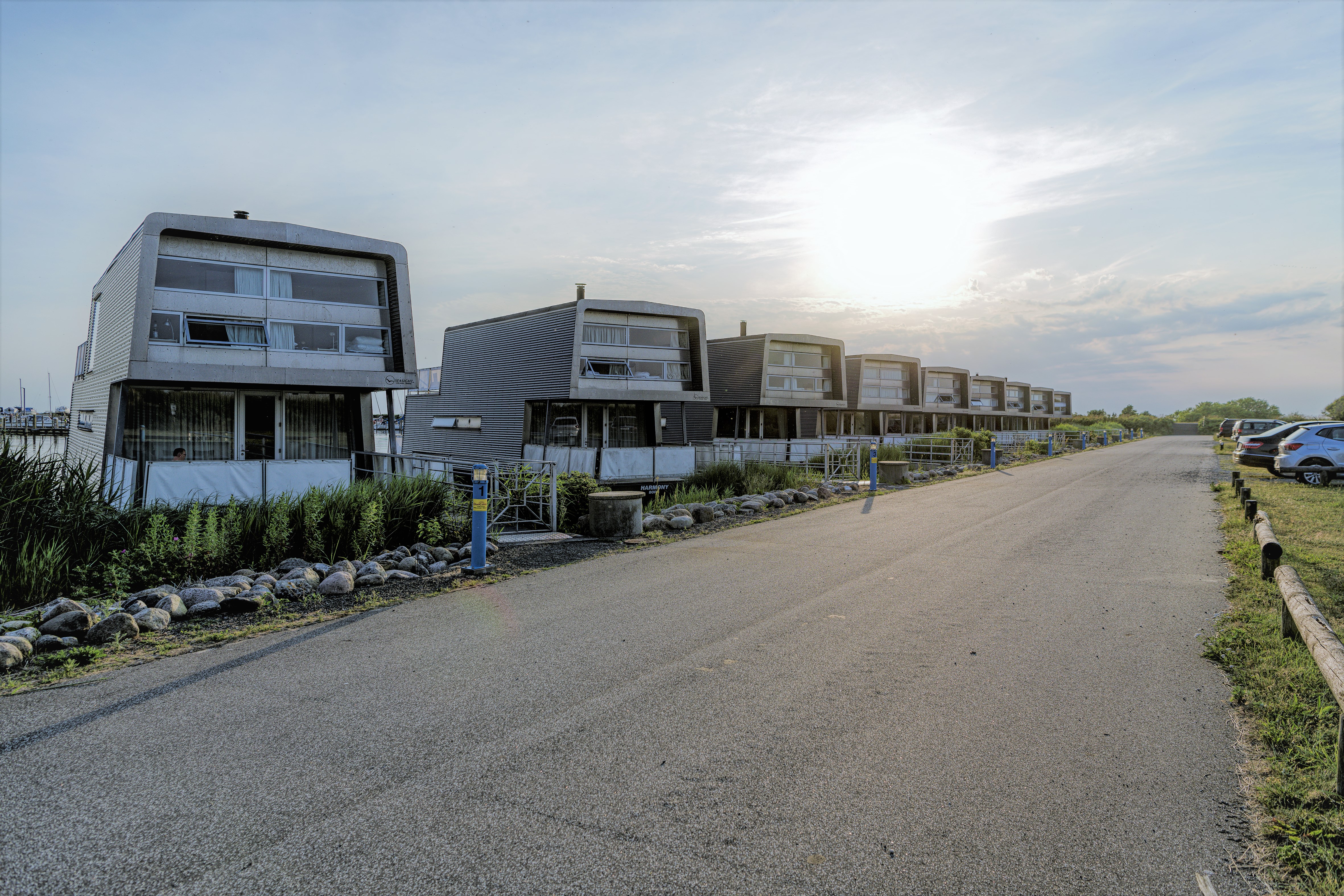 Husbåde på række i Bork Havn