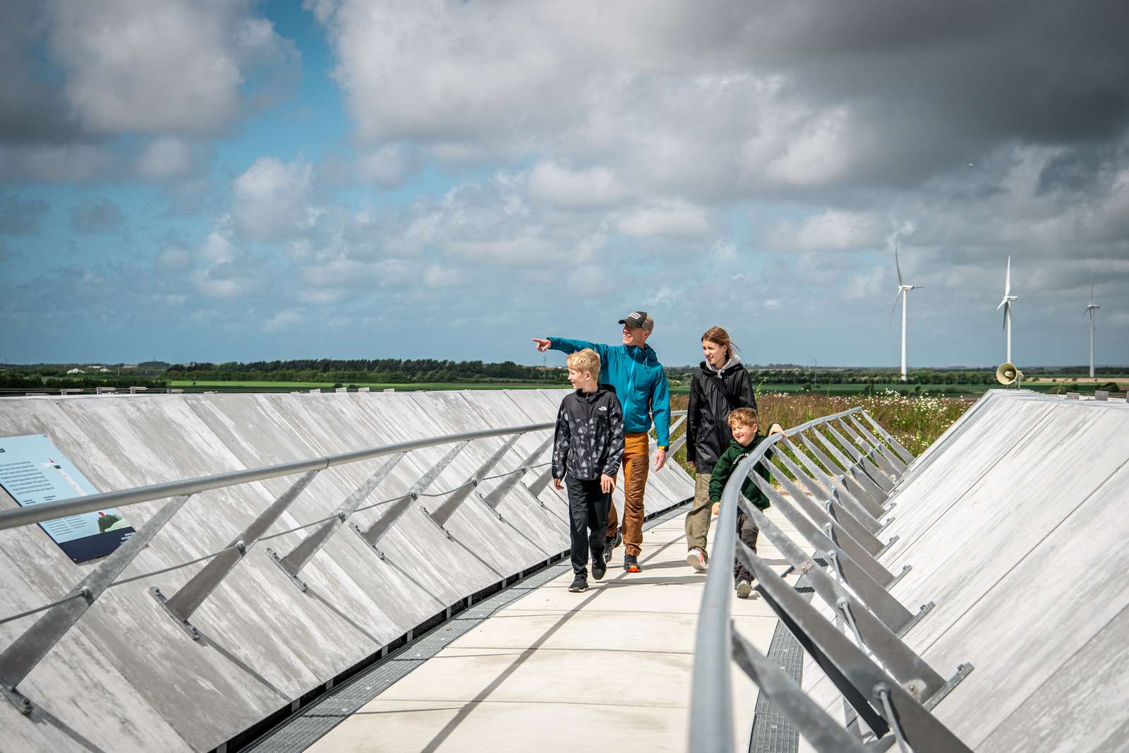Familie som går en tur på volden i Naturkraft