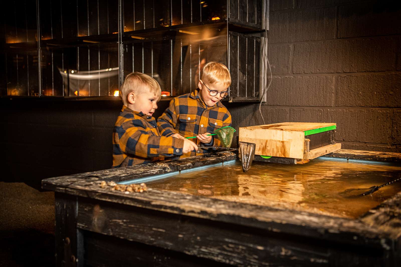 to drenge leder efter rav