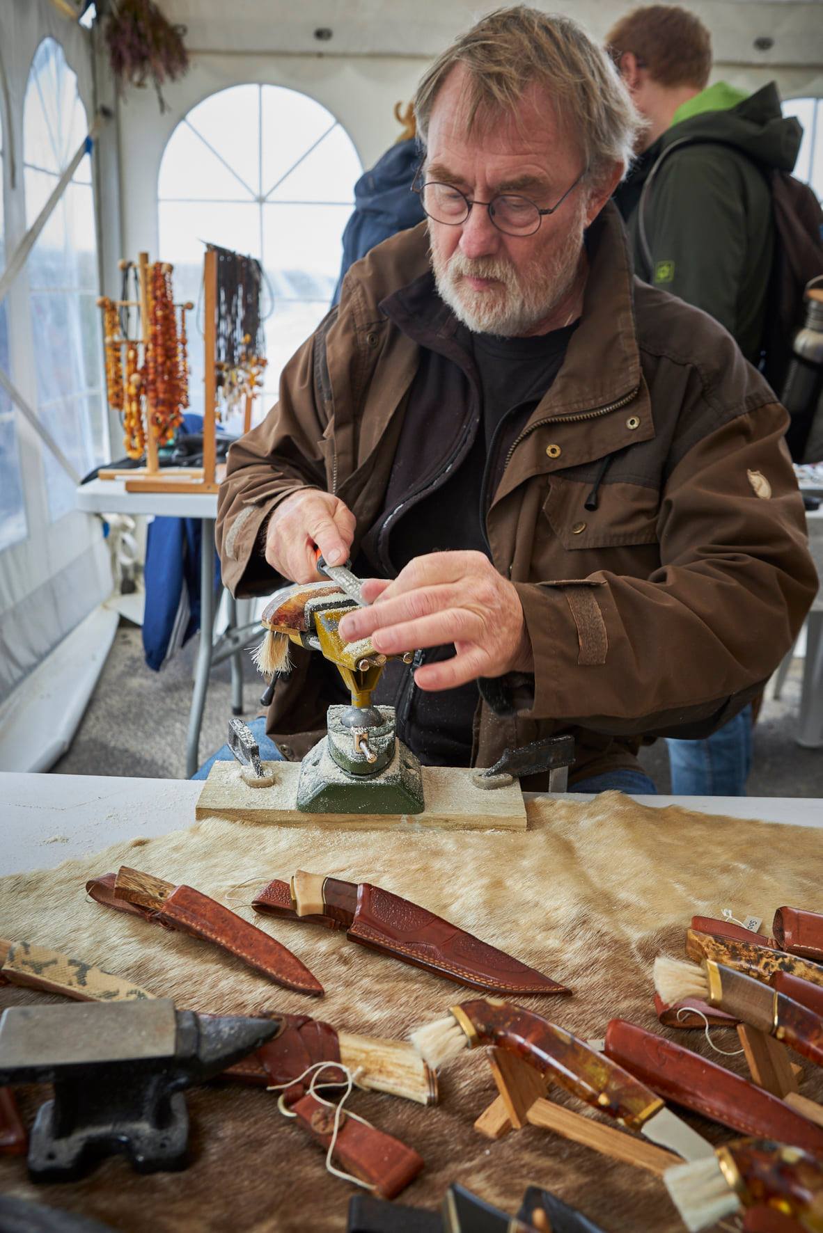 Ravsliber arbejder med rav til Ravfestival-Vejers