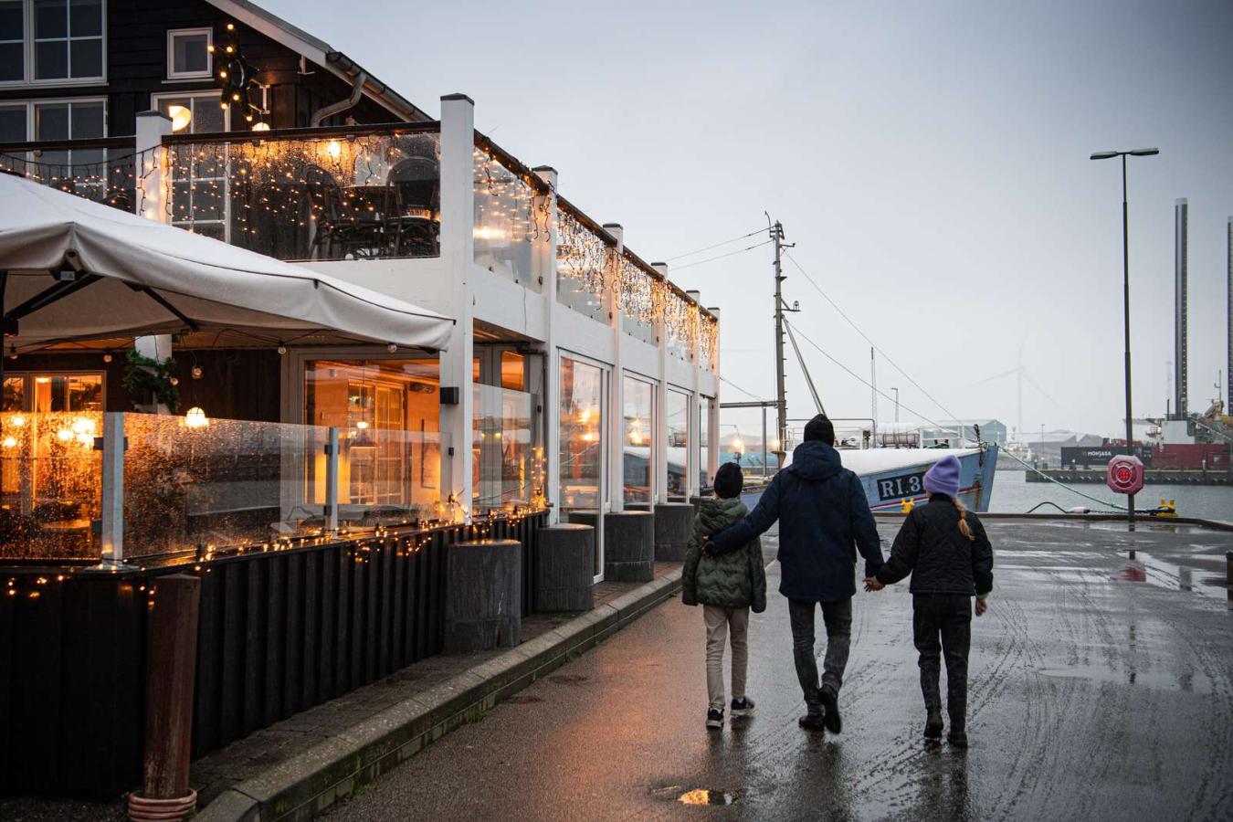 Familie på vinterferie i Hvide Sande