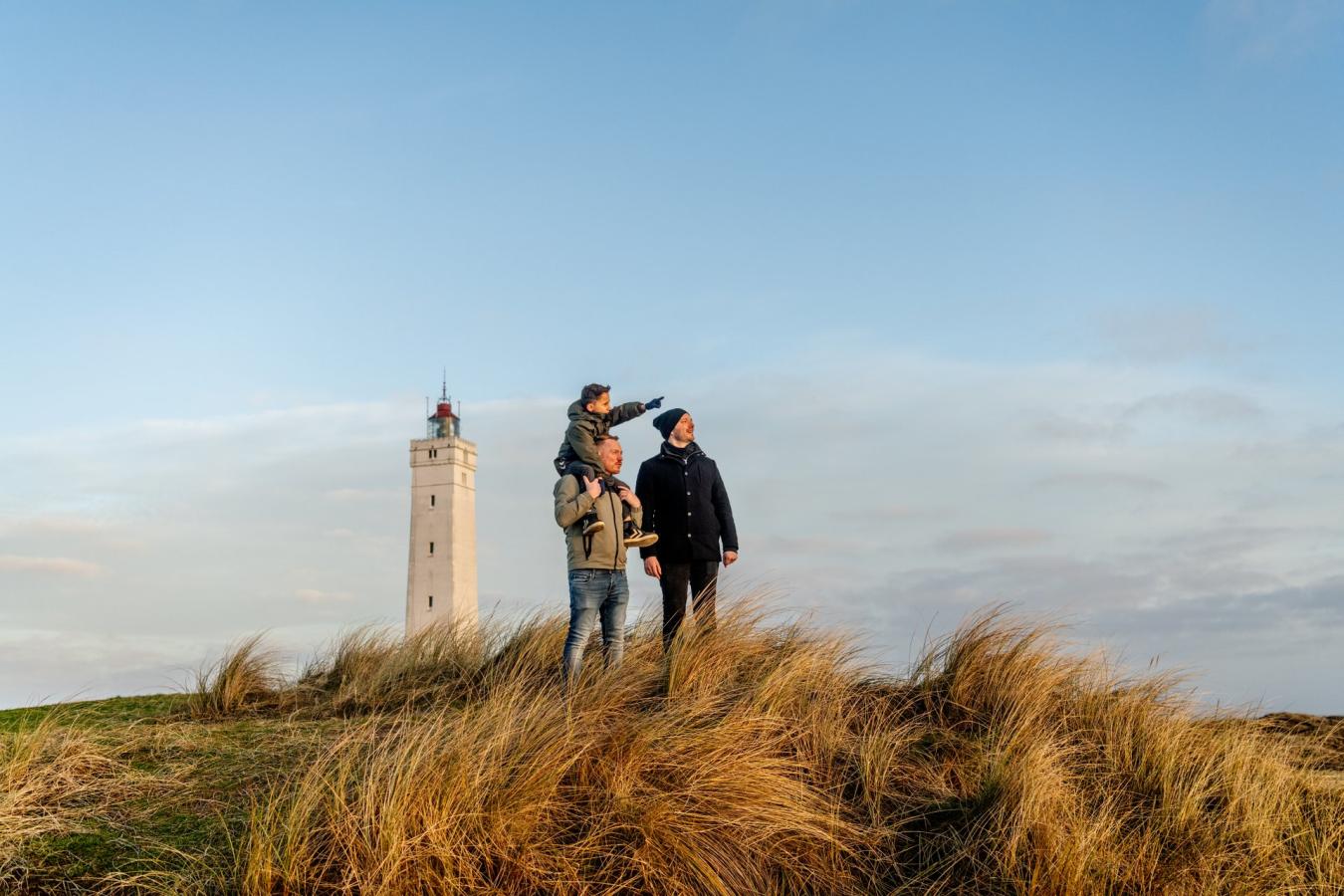 Familie på tur i Blåvand ved fyret