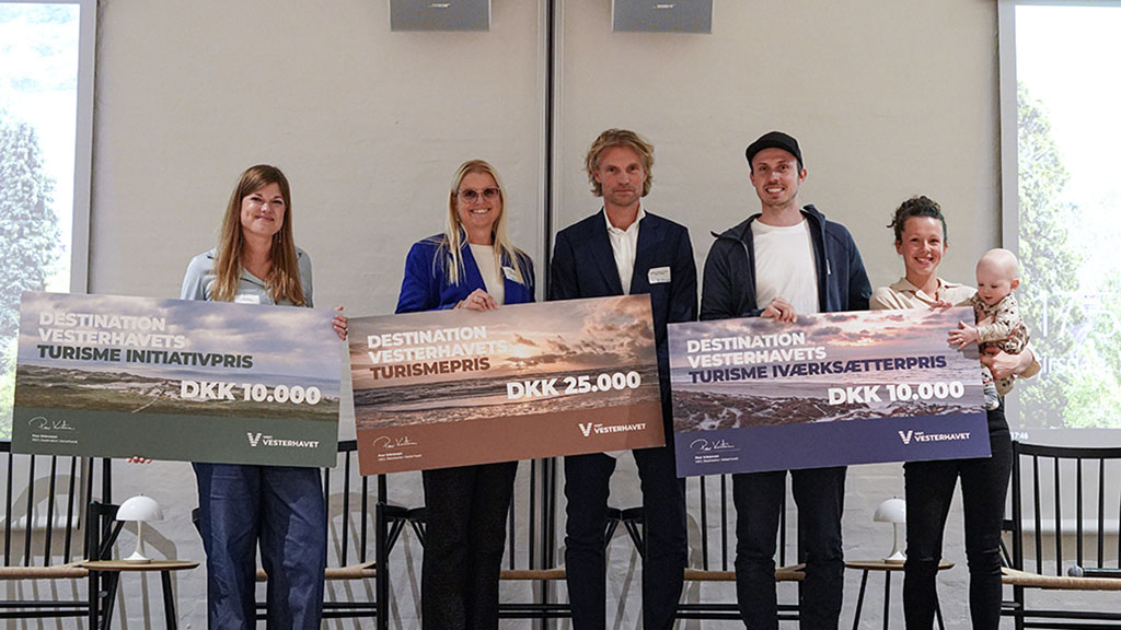 Kristina Bundesen fra SPIRITZ, Lene og Steen Slaikjær, Hvidbjerg Strand, og Veronika (med næste generation på armen) og Honza Zak fra Twenty Twenty Coffee blev hædret med Destination Vesterhavets turismepriser 2022.