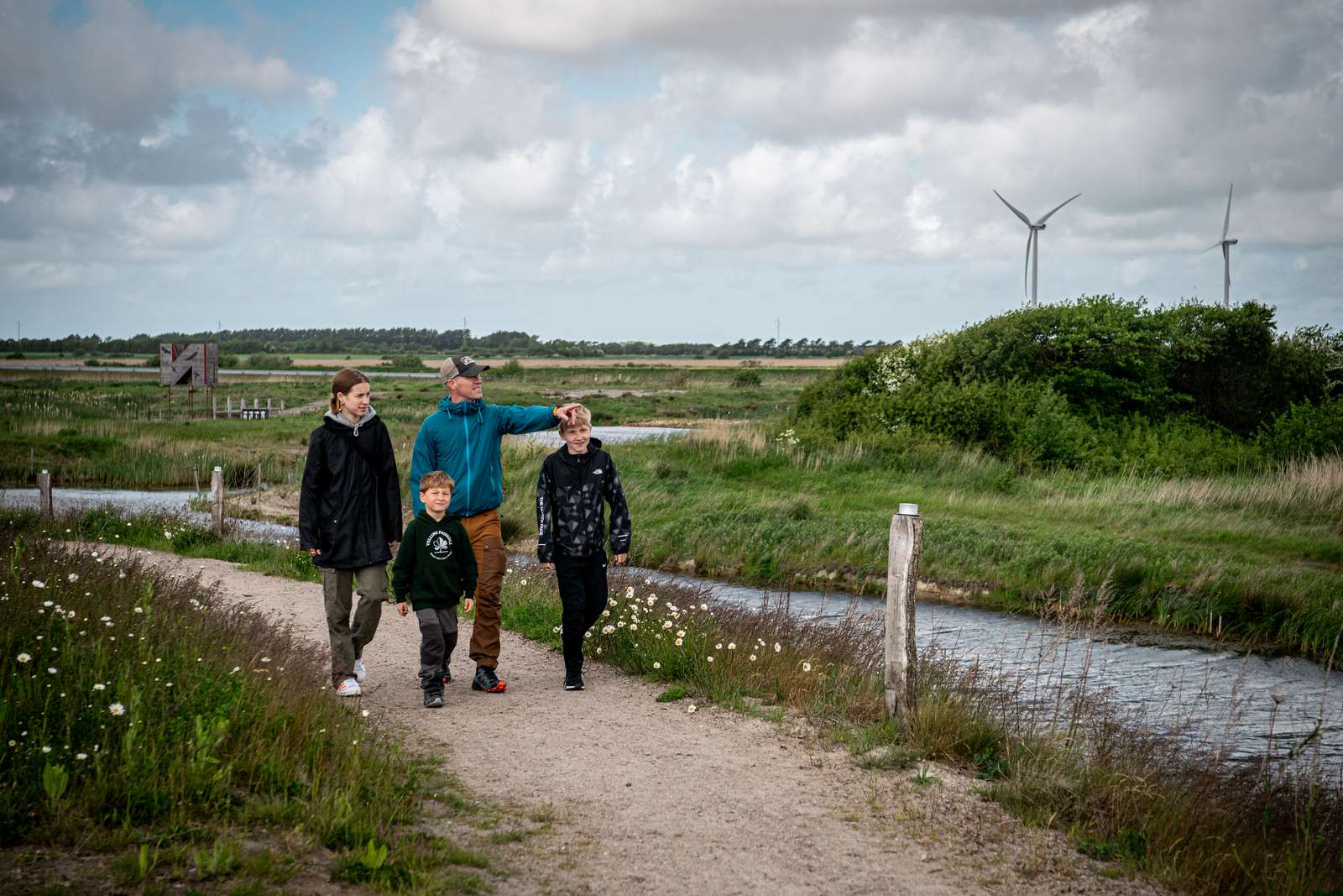 Familie går en tur i parken hos Naturkraft