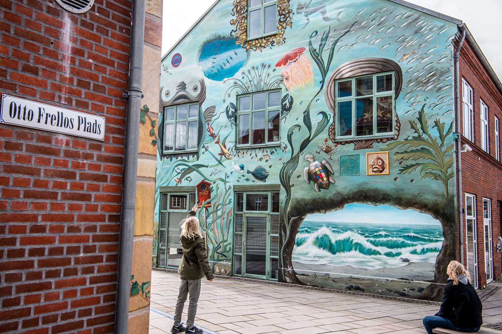 En dreng betragter Otto Frello galvmaleri