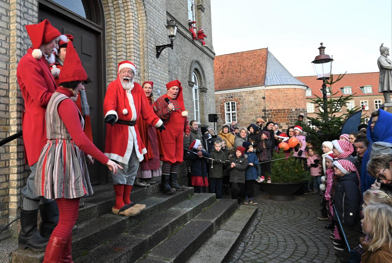 En overrasket julemand på Torvet i Varde