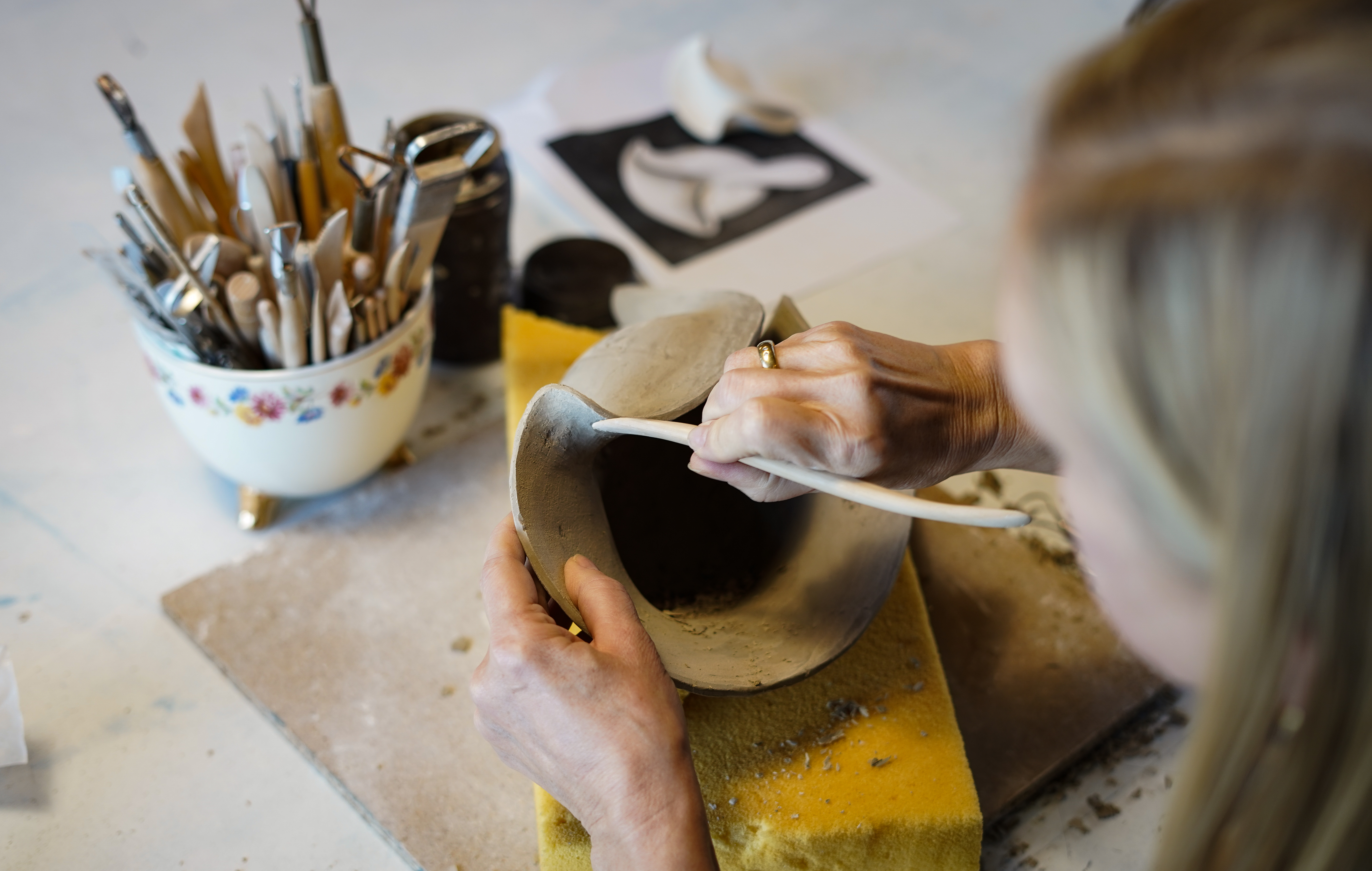 Kvinde udøver kunsthåndværk