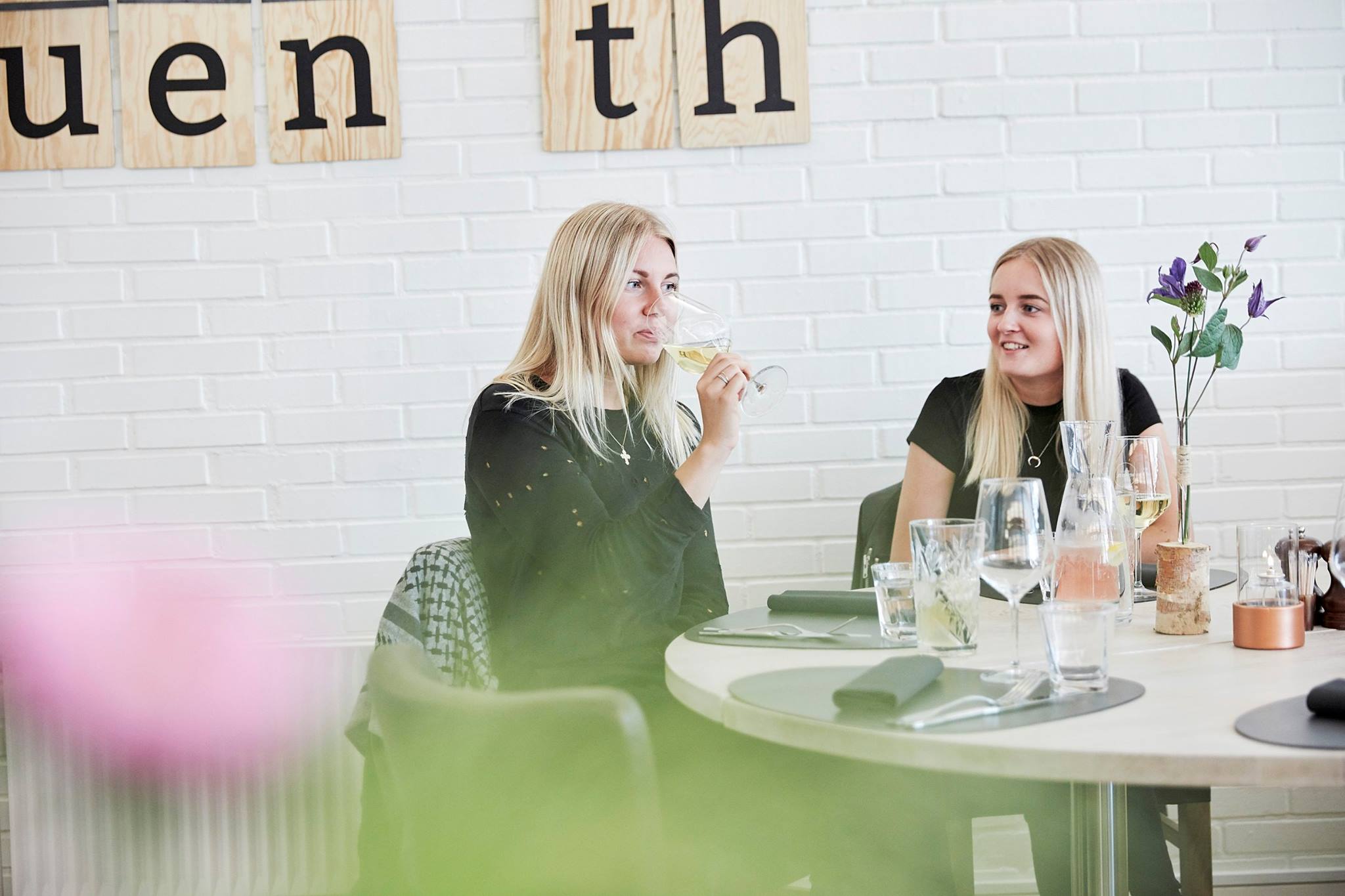 To kvinder som er ude og spise på Stuen th.