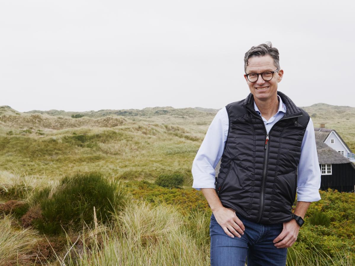 Lars Ravnholt HR og kommercielt chef går i klitter en forårsdag blandt sommerhuse og marehalm