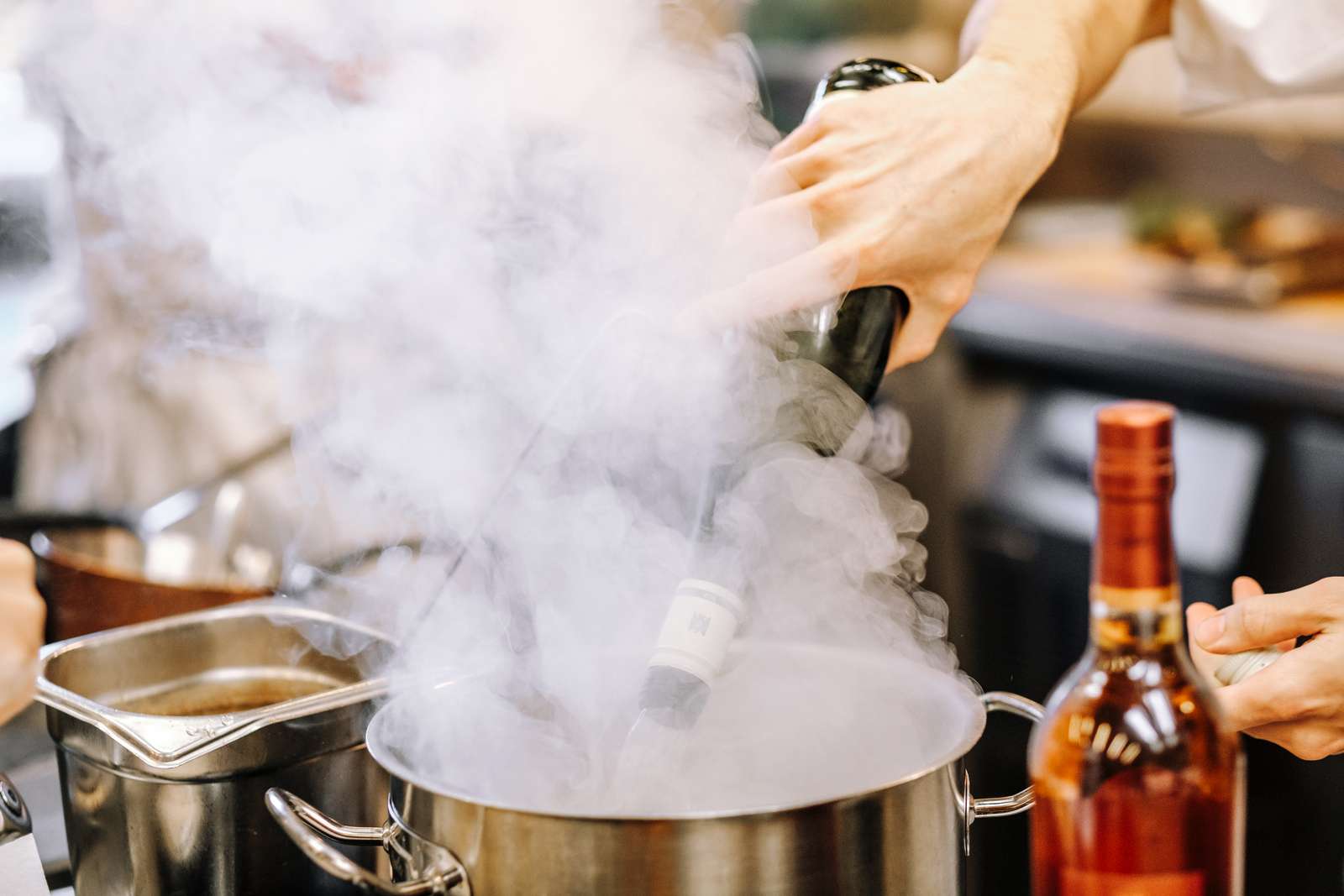 Tilbedredning af en ret på Henne Kirkeby Kro 