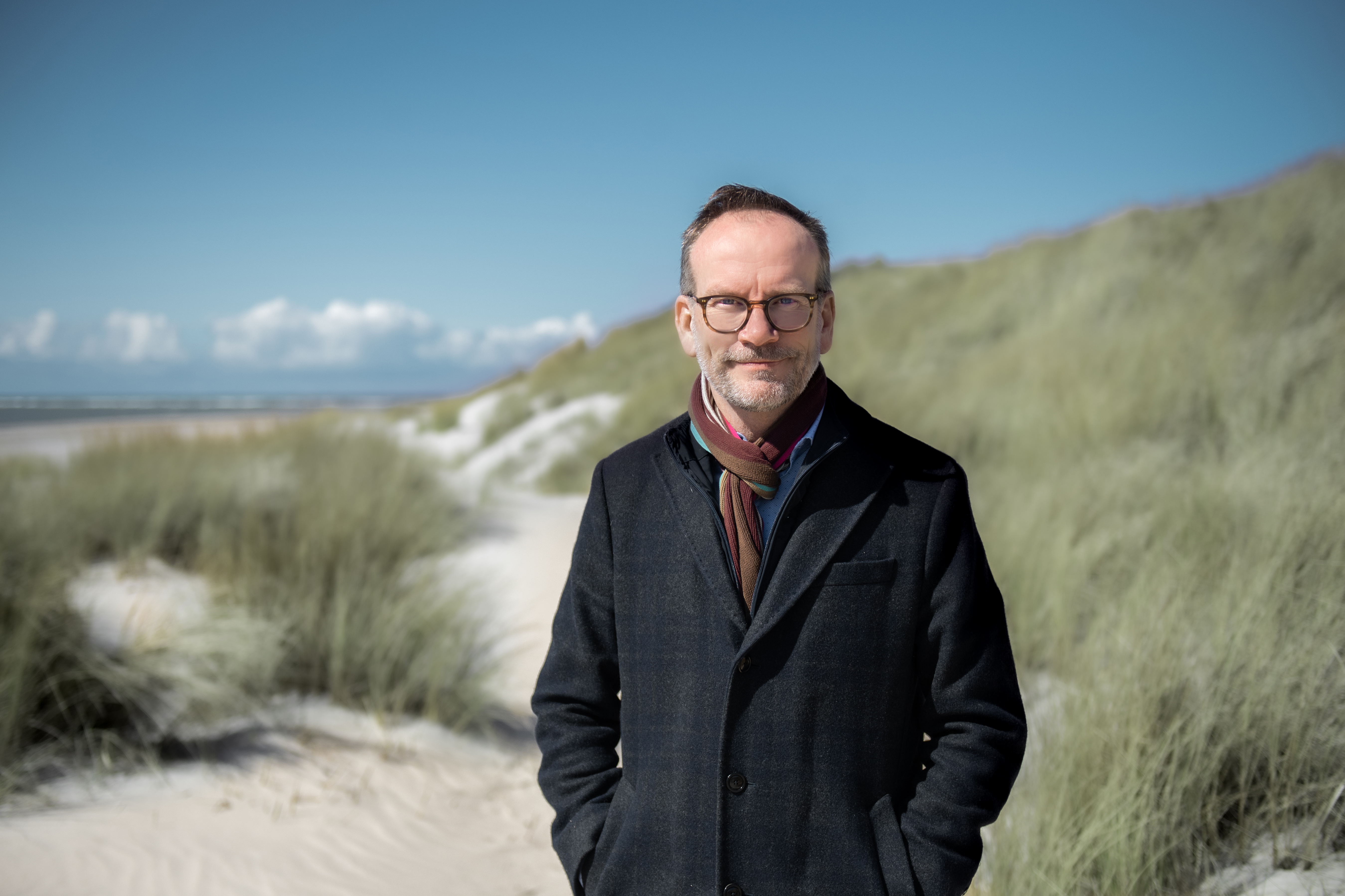 Portræt af Peer Kristensen med Vesterhavet som baggrund