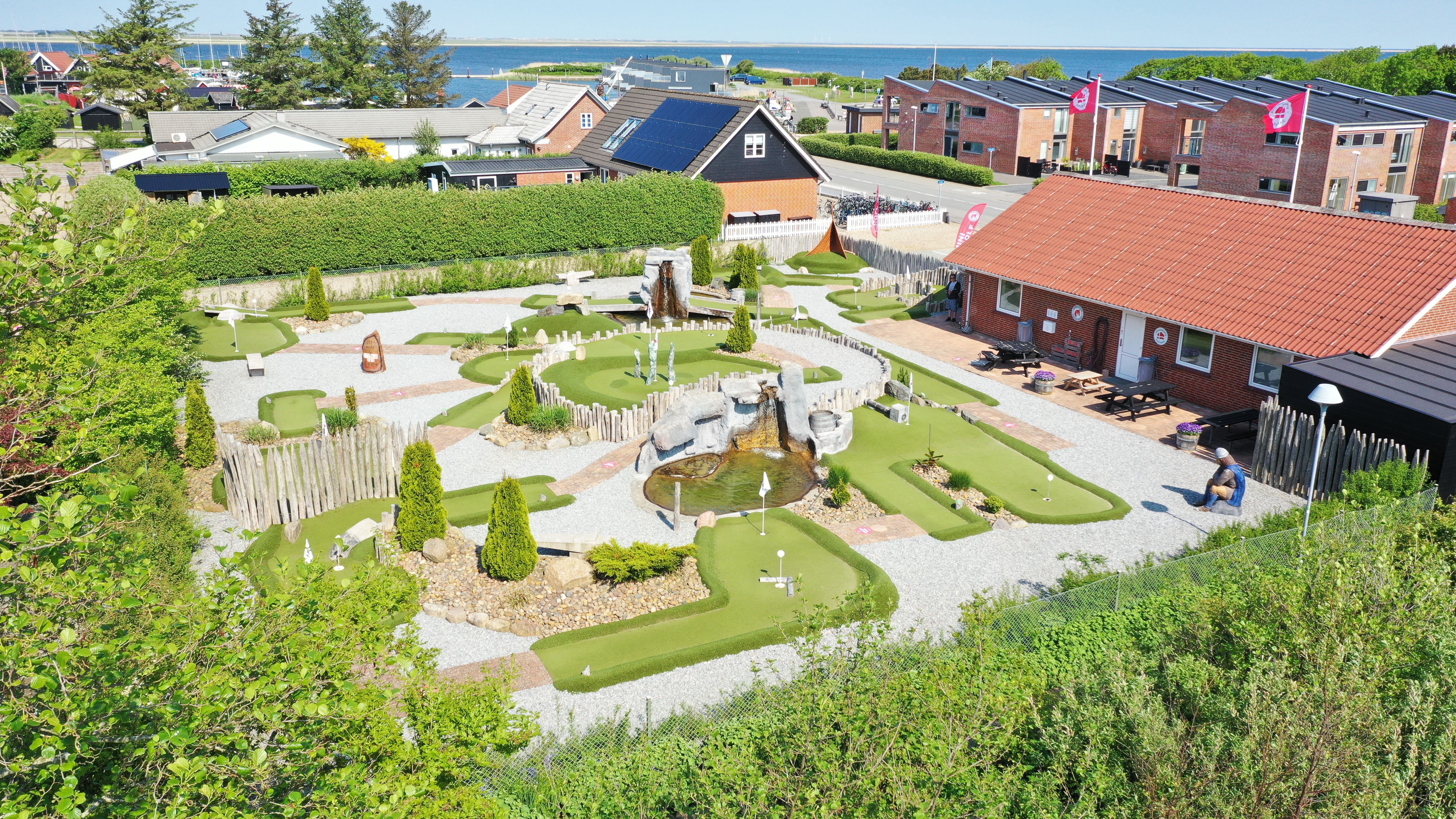 Spil minigolf med familien i Bork Havn