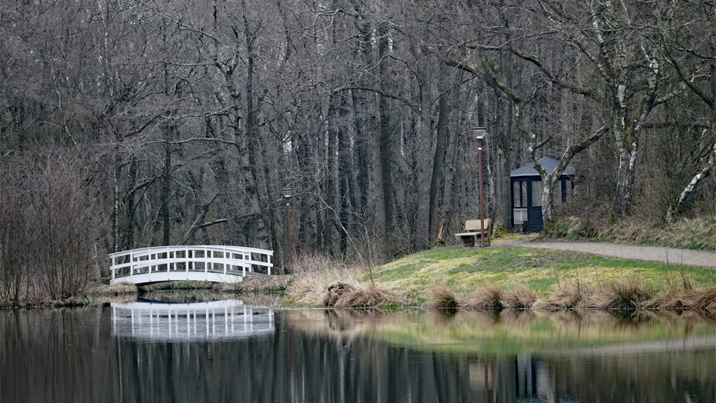 En bro over så og madpakkehus