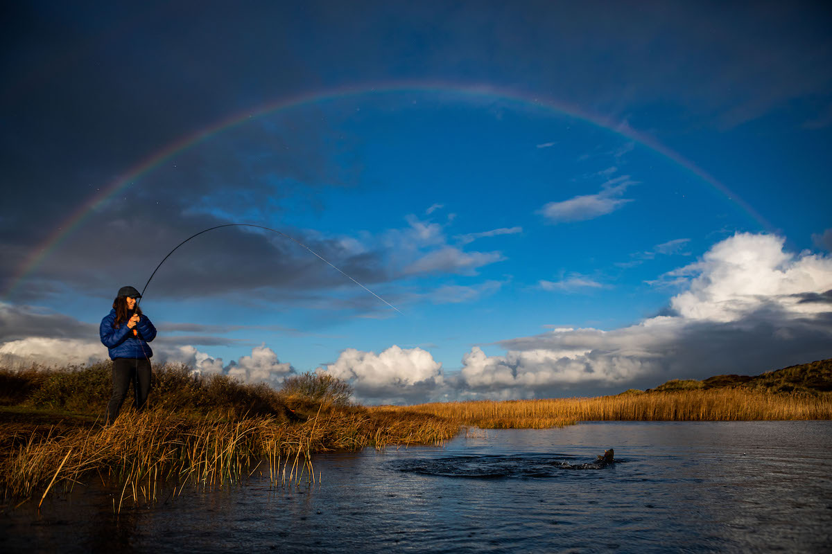 Kvinde fisker i vestjysk put and tak