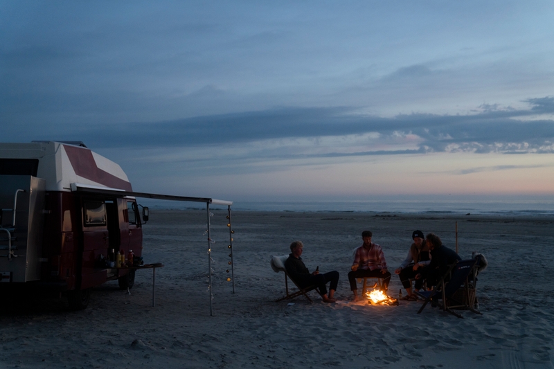 Outdoor_bål på stranden_venner_natur