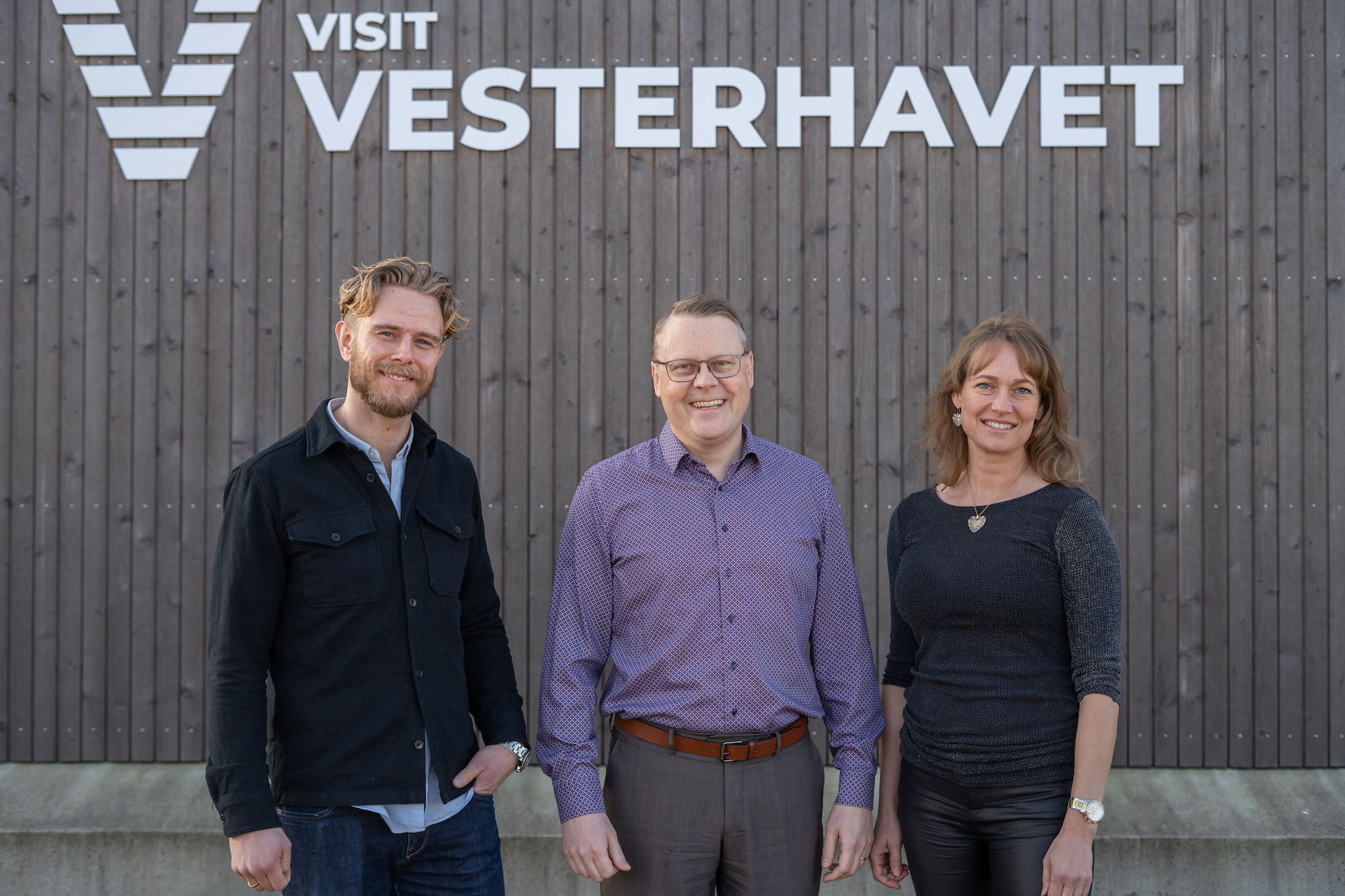 Medarbejdere fra VisitVesterhavet foran facaden i Hvide Sande