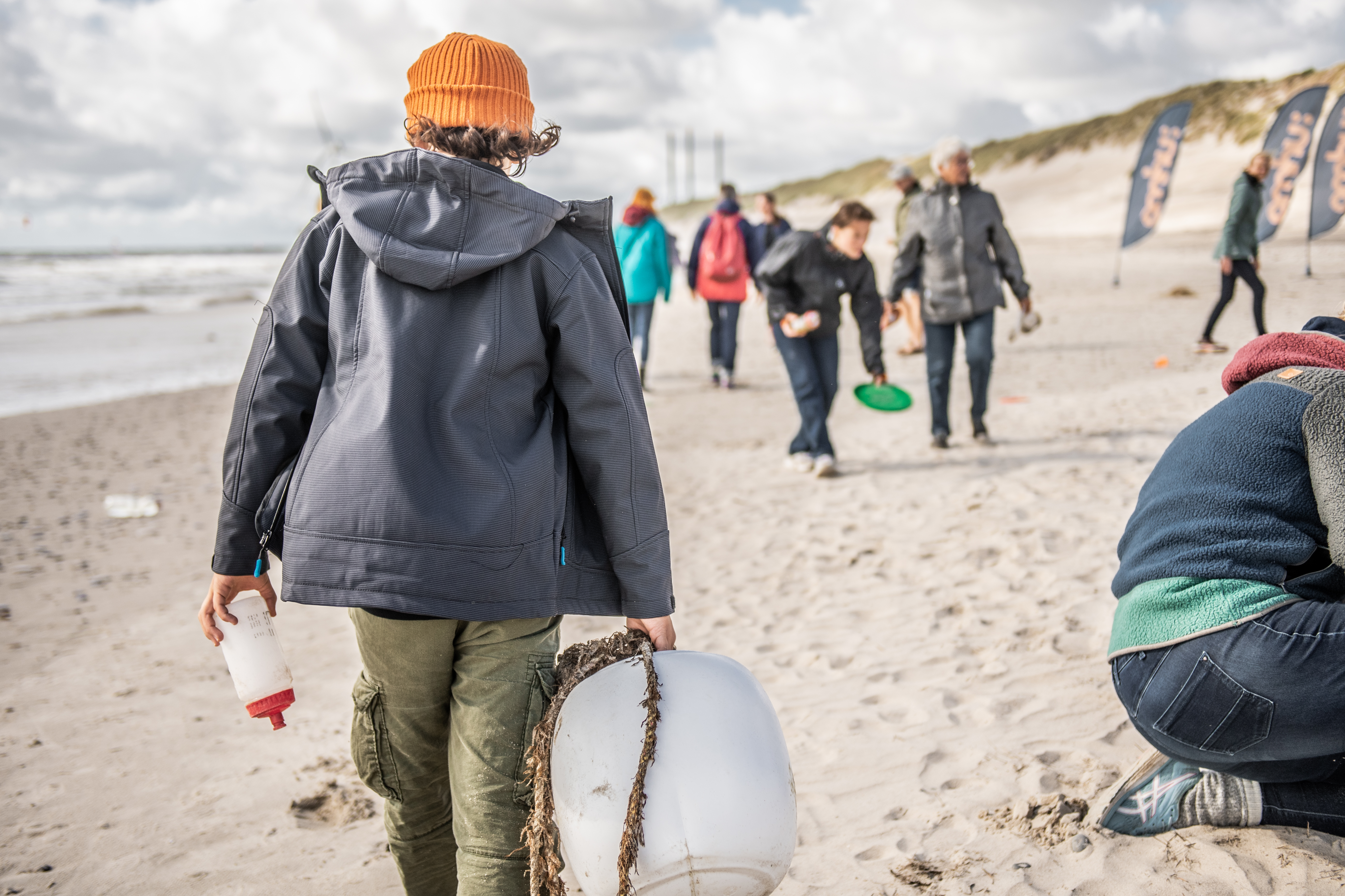 OMHU-strandrensning-Flying-October