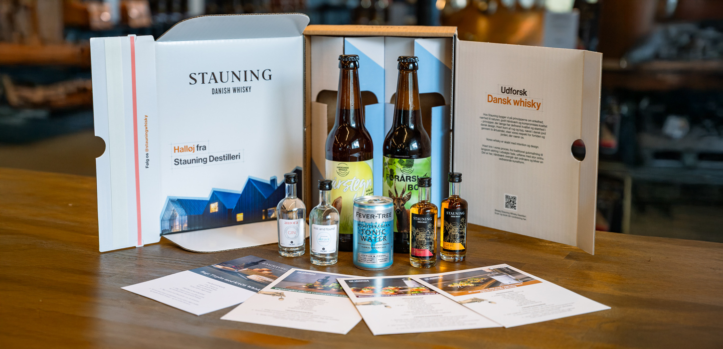 Lokal påskesmagekasse, flasker og opskrifter på bord