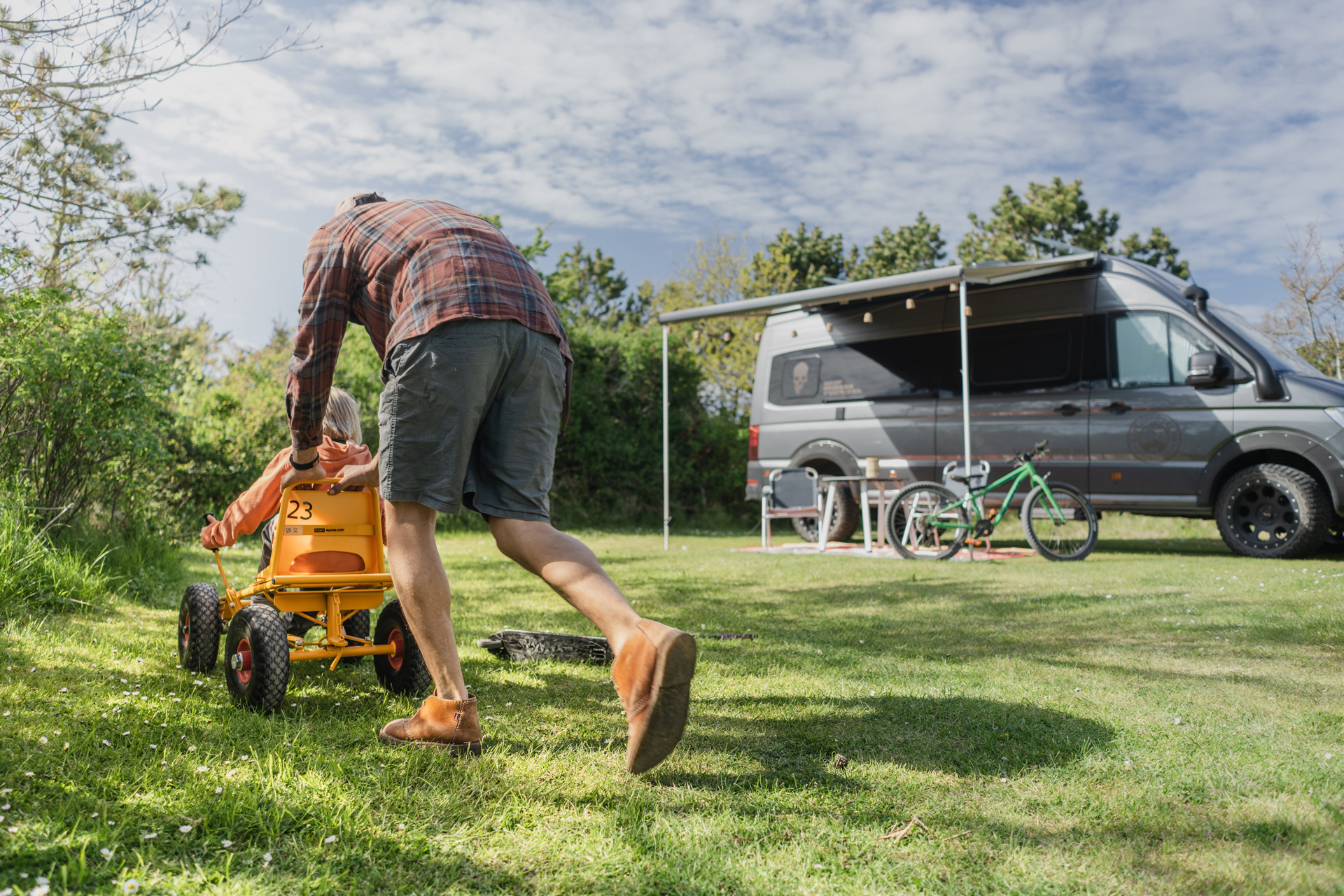 Camping børnefamilie autocamper