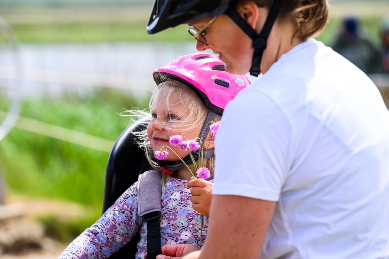 Børnefamilie, natur og cykel
