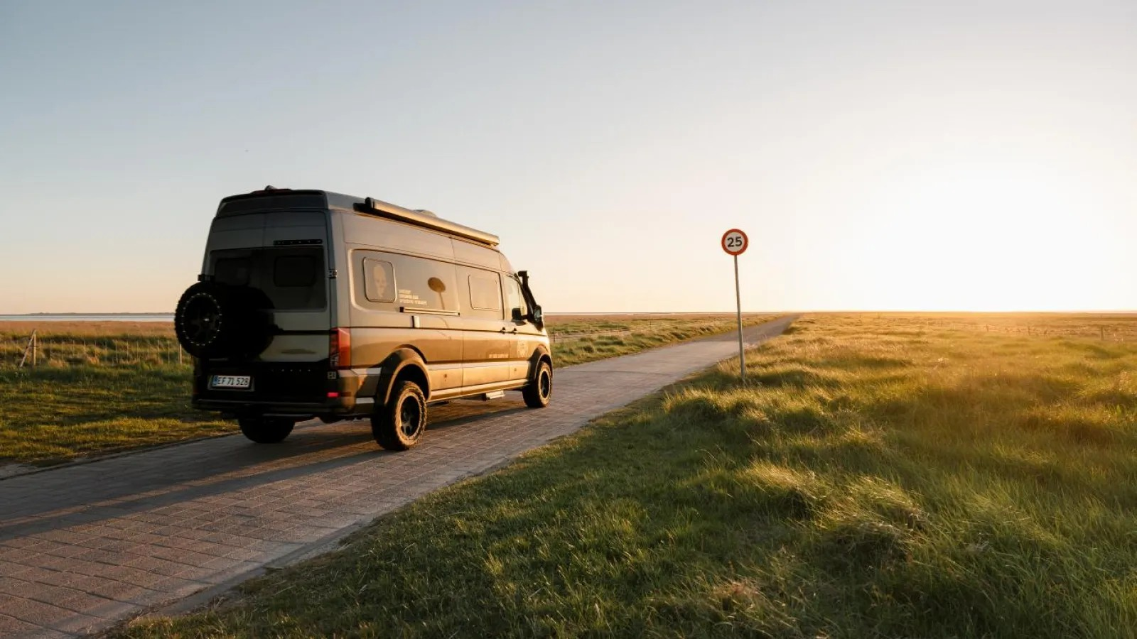 Campervan i marskland ved solnedgang