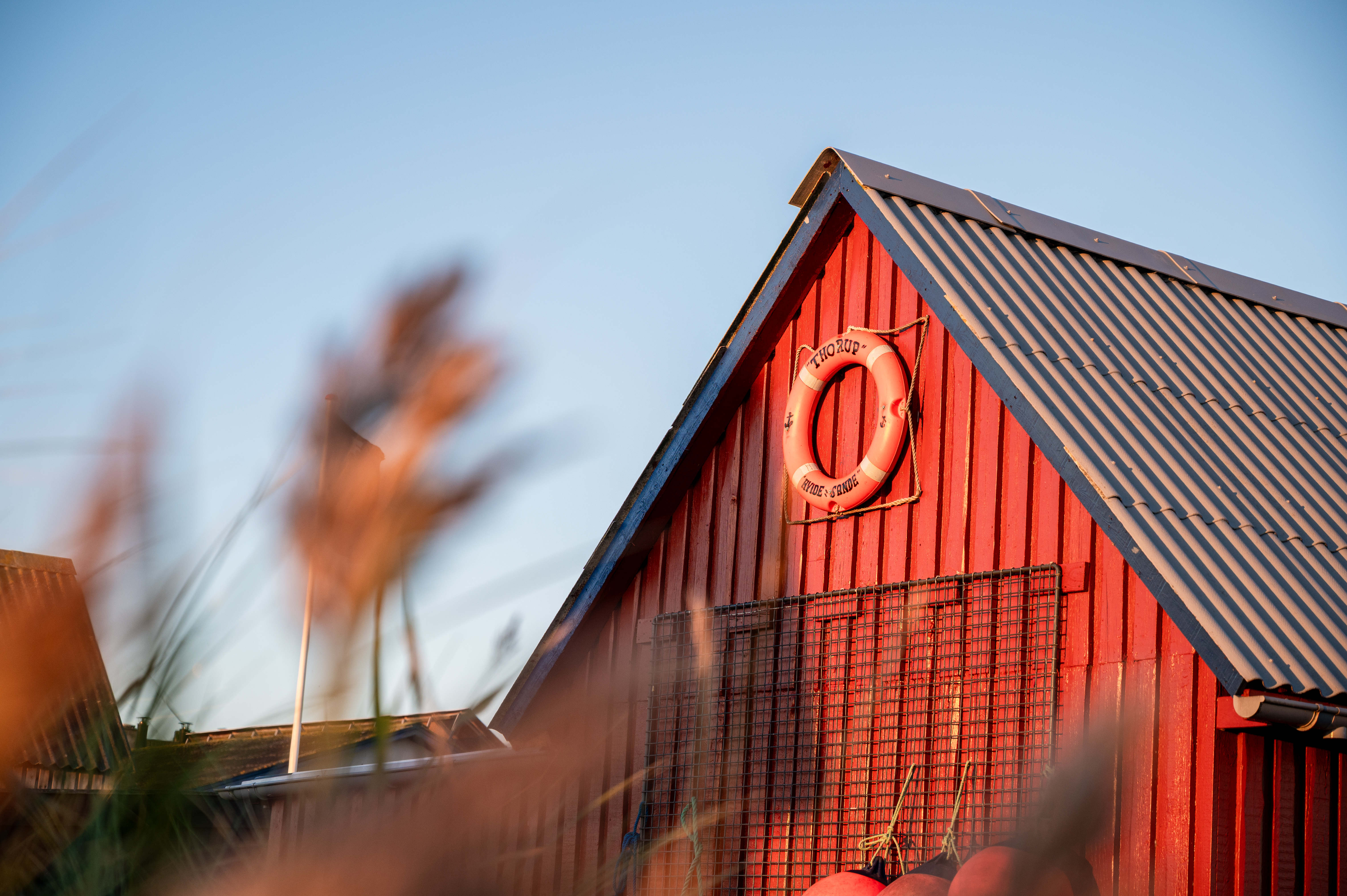 Rødt fiskerhus med redningskrans i Hvide Sande