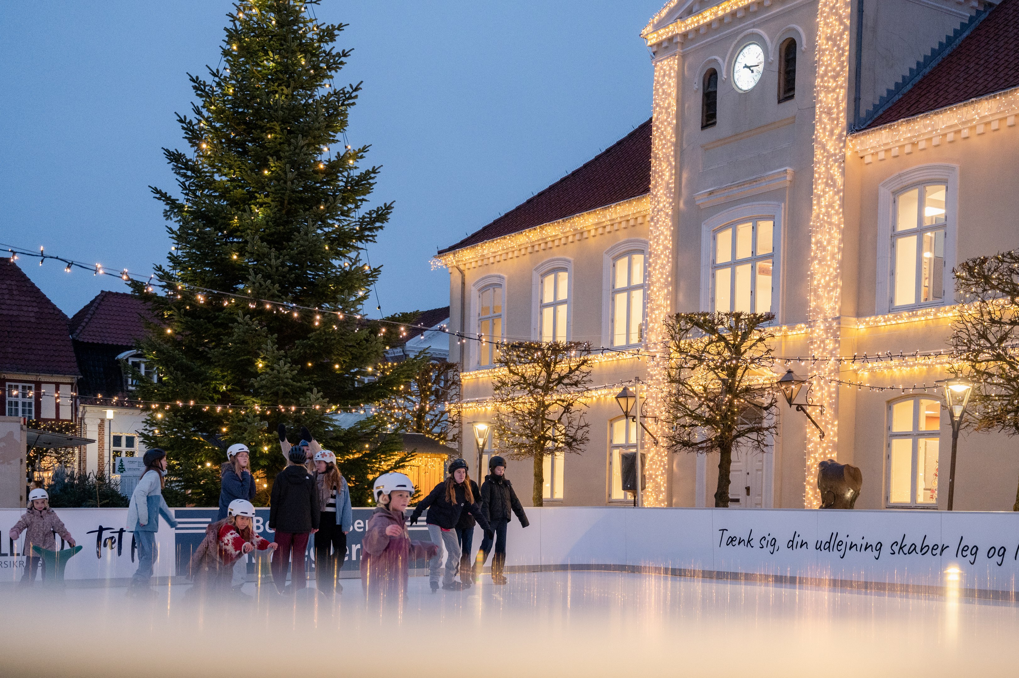 Skøjtebane ved juletræ og julelys i Ringkøbing