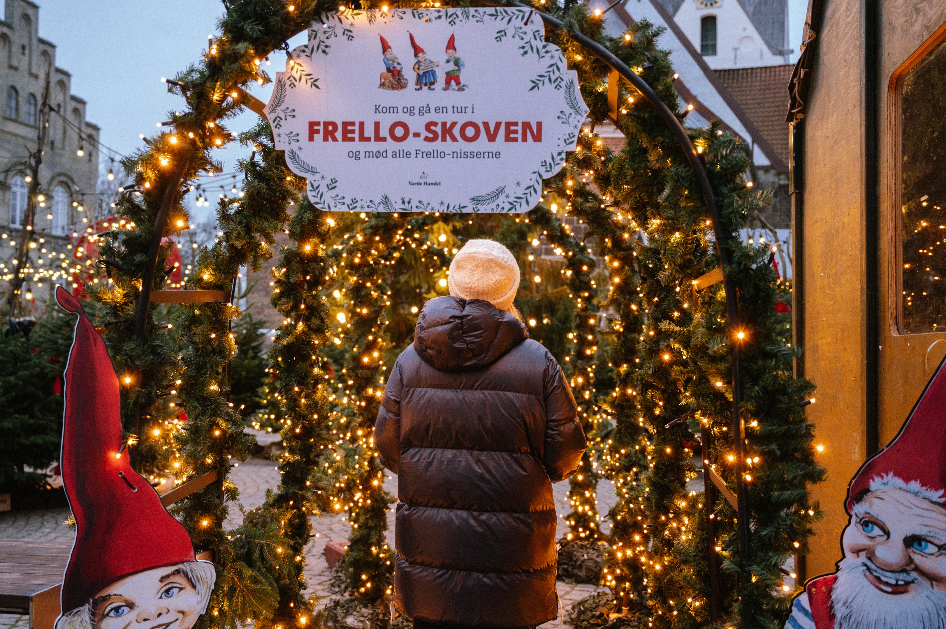 Besøgende går ind i den julelyste Frello-skov i Varde