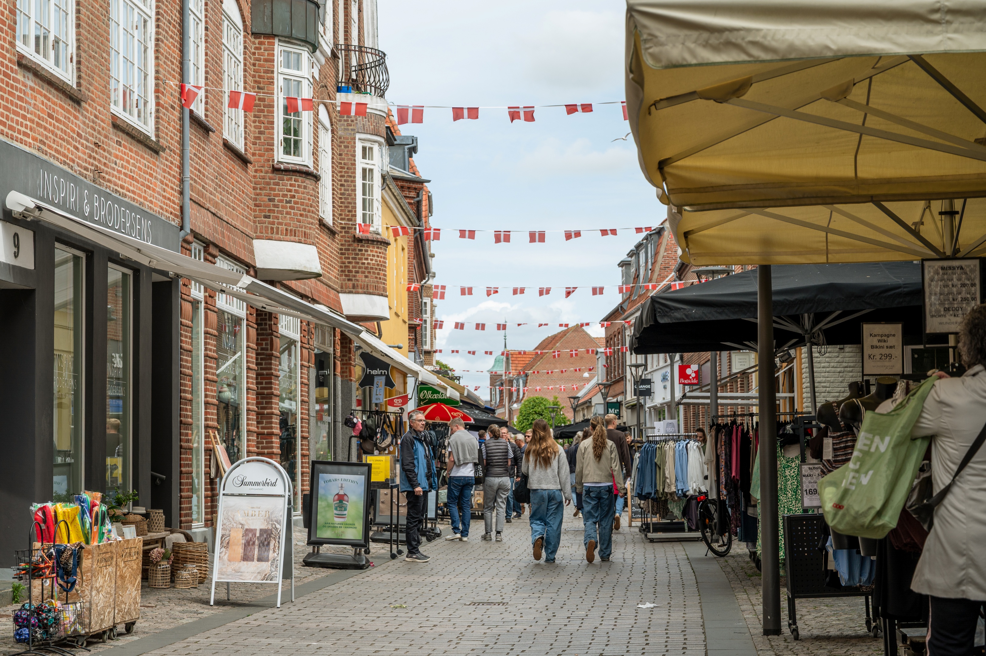 Gågade med butikker og besøgende