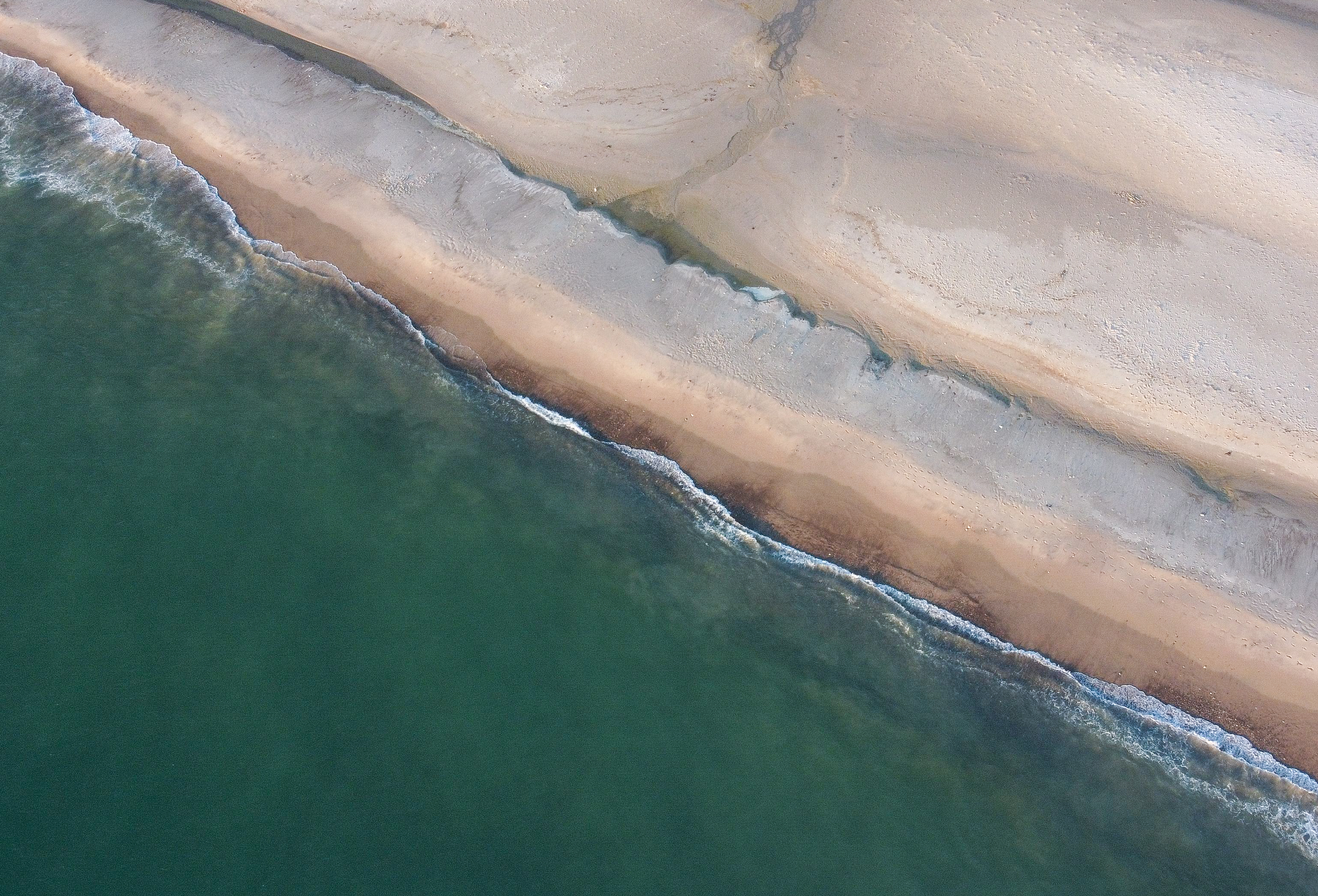 Luftfoto af sandstrand og Vesterhavet
