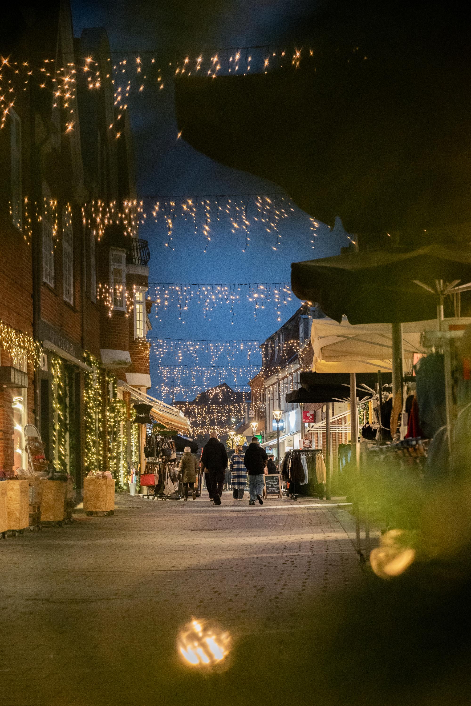 Stemningsfuld gågade med julelys